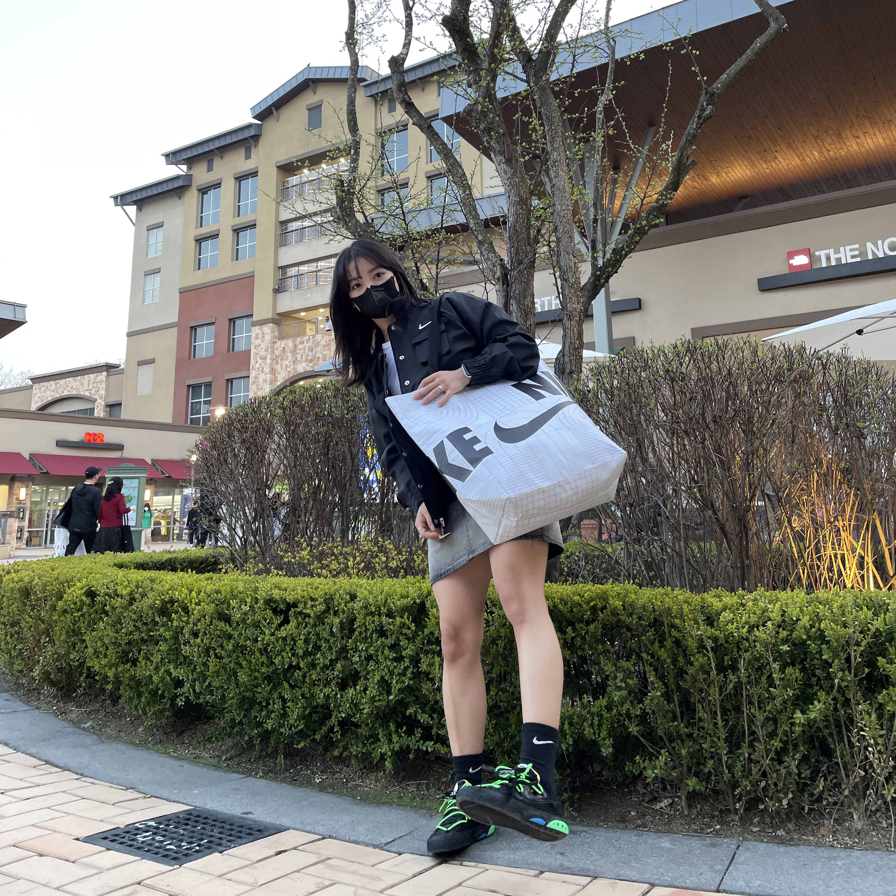 Nike x Off-White Blazer Low '77 Black and Electro Green 착용 스타일 - 1