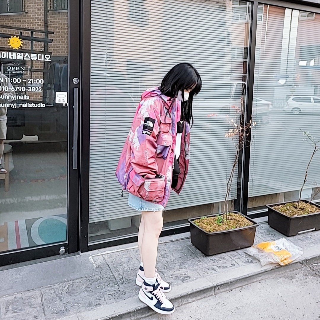 (W) Jordan 1 Retro High OG Atmosphere, Supreme x The North Face Cargo Jacket Multi-Color - 20SS 착용 스타일