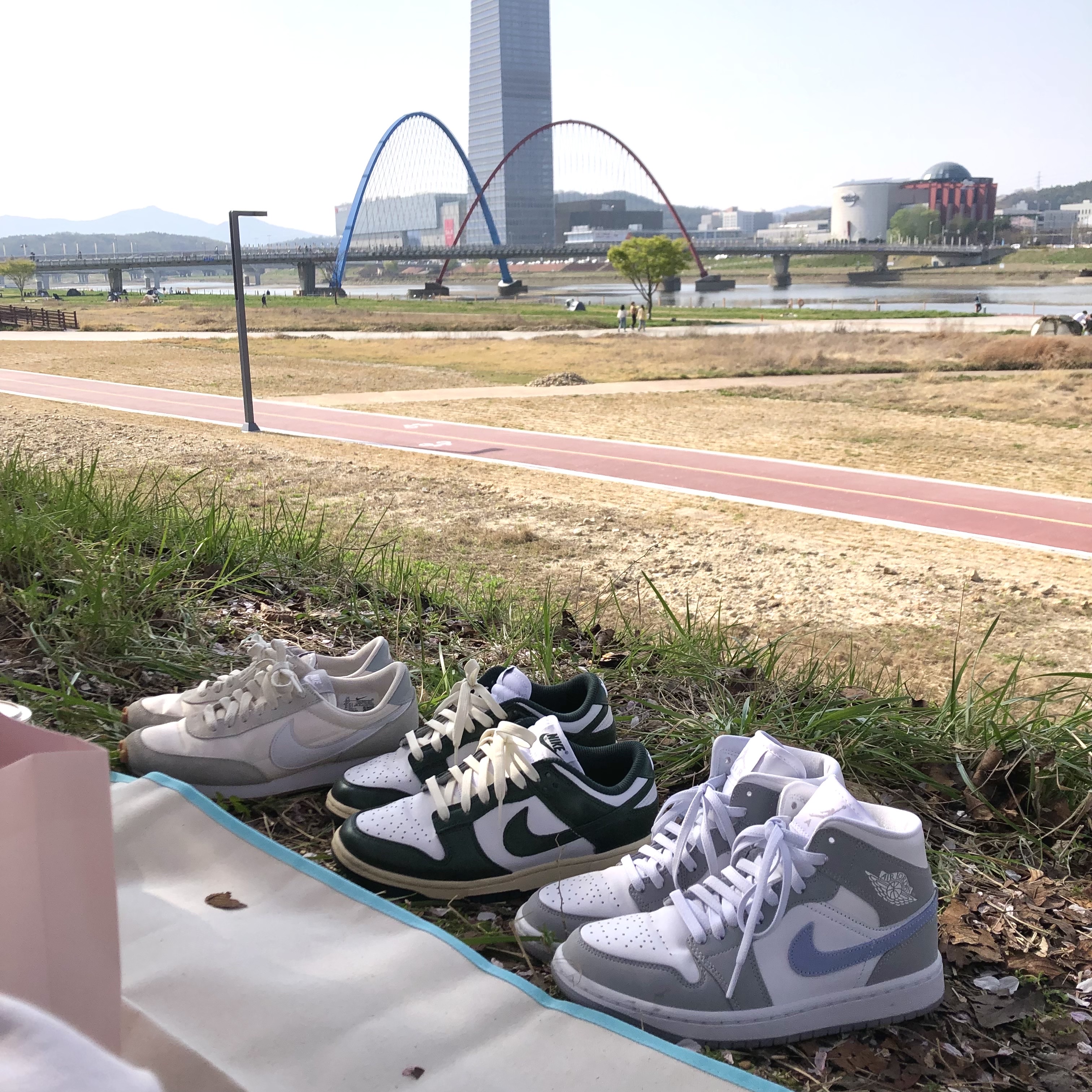 (W) Jordan 1 Mid Wolf Grey, (W) Nike Dunk Low Vintage Green 착용 스타일
