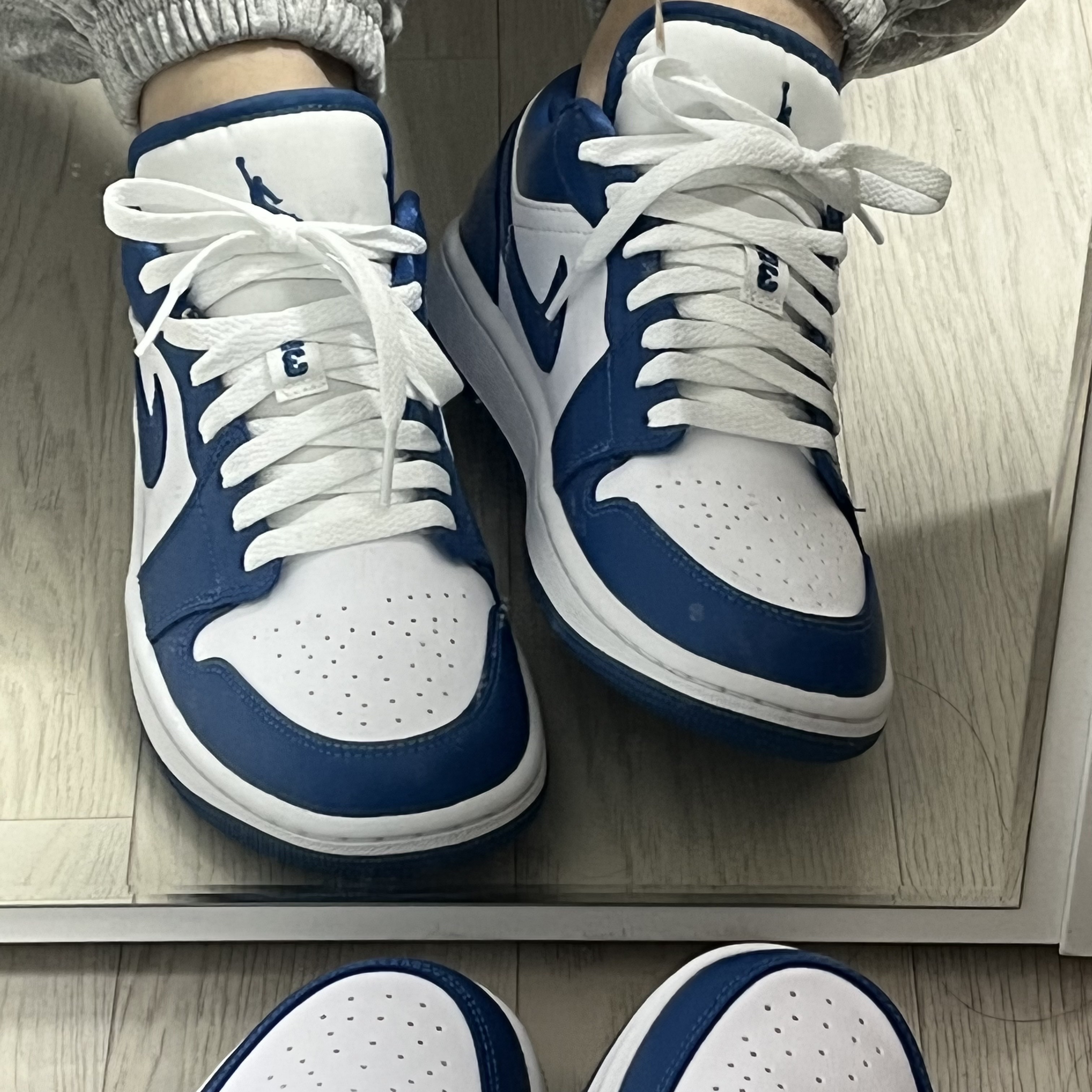 Jordan 1 Mid College Grey, Jordan 1 Mid Gym Red Black White 착용 스타일 - 4