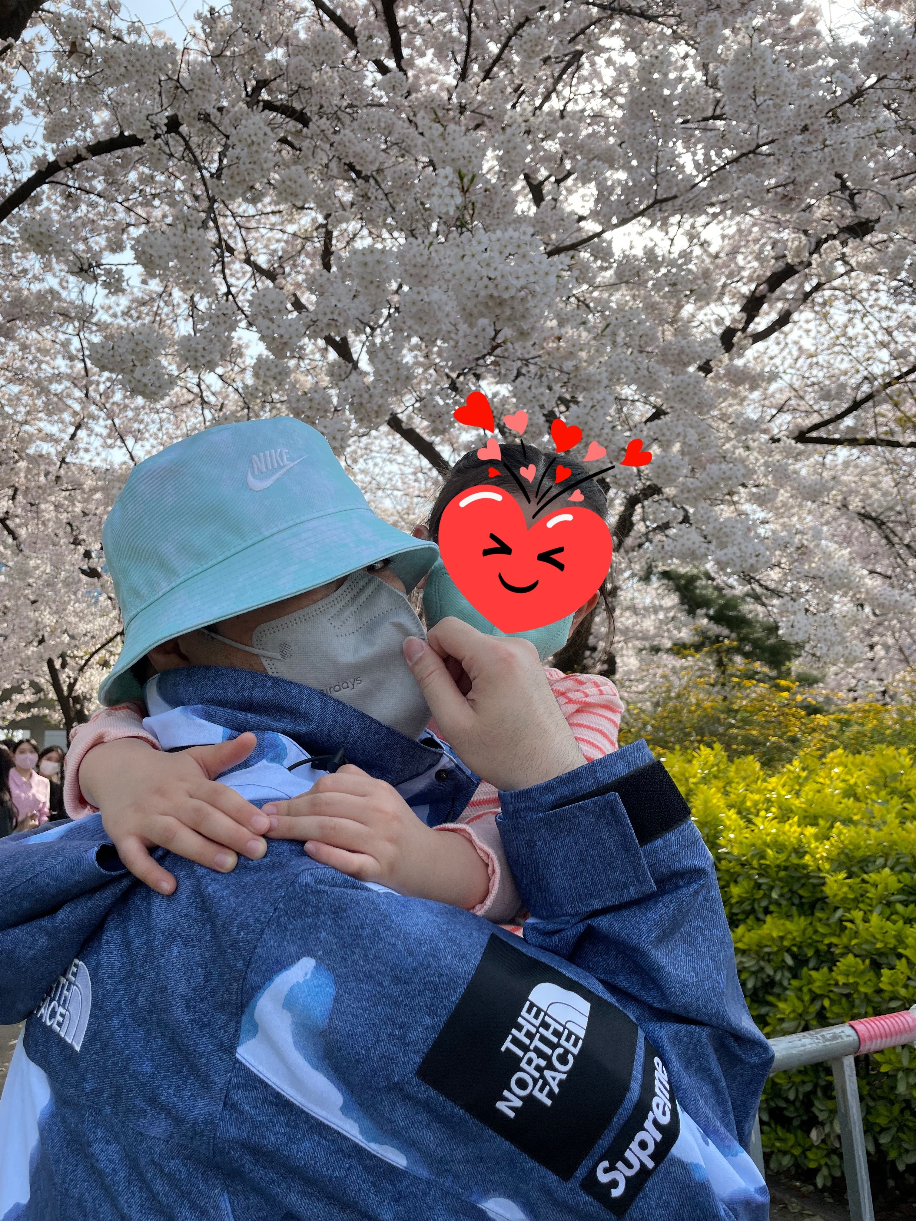 Supreme x The North Face Bleached Denim Print Mountain Jacket Indigo - 21FW, Essentials The Core Collection Sweatshorts Oatmeal 착용 스타일 - 1