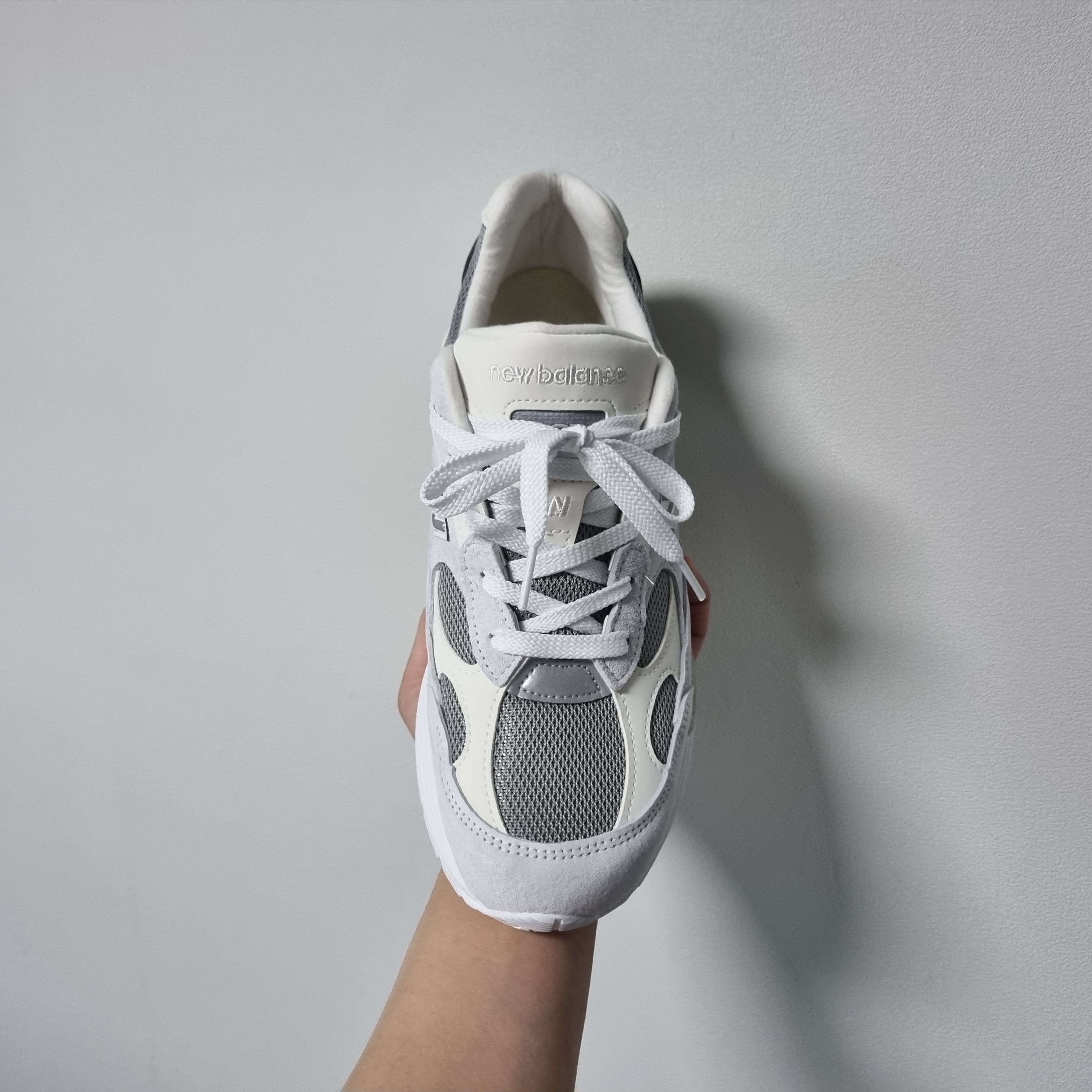 New Balance 992 Made in USA White Silver 착용 스타일 - 3