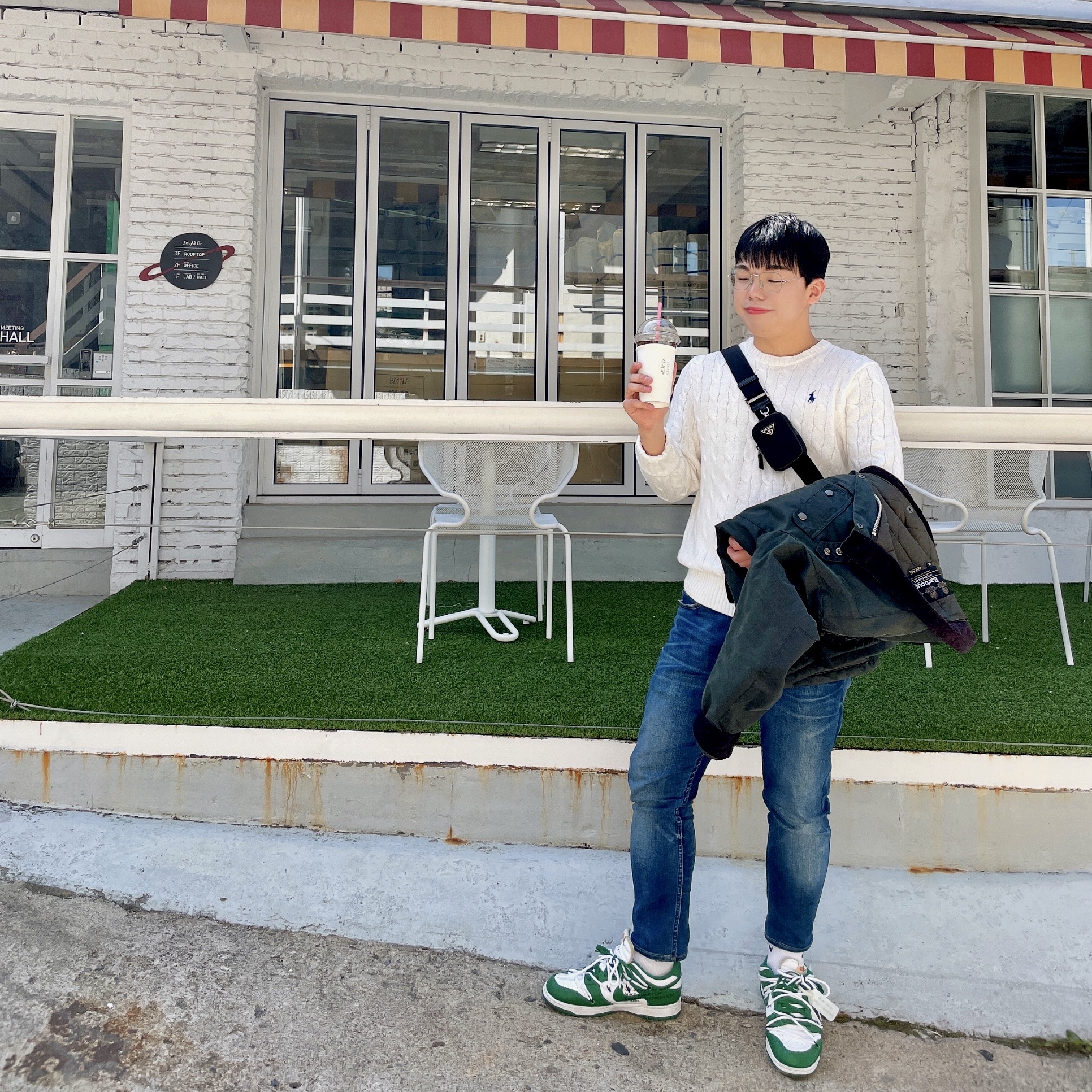 Nike x Off-White Dunk Low Pine Green, Prada Re-Nylon and Saffiano Leather Shoulder Bag Black 착용 스타일 - 1