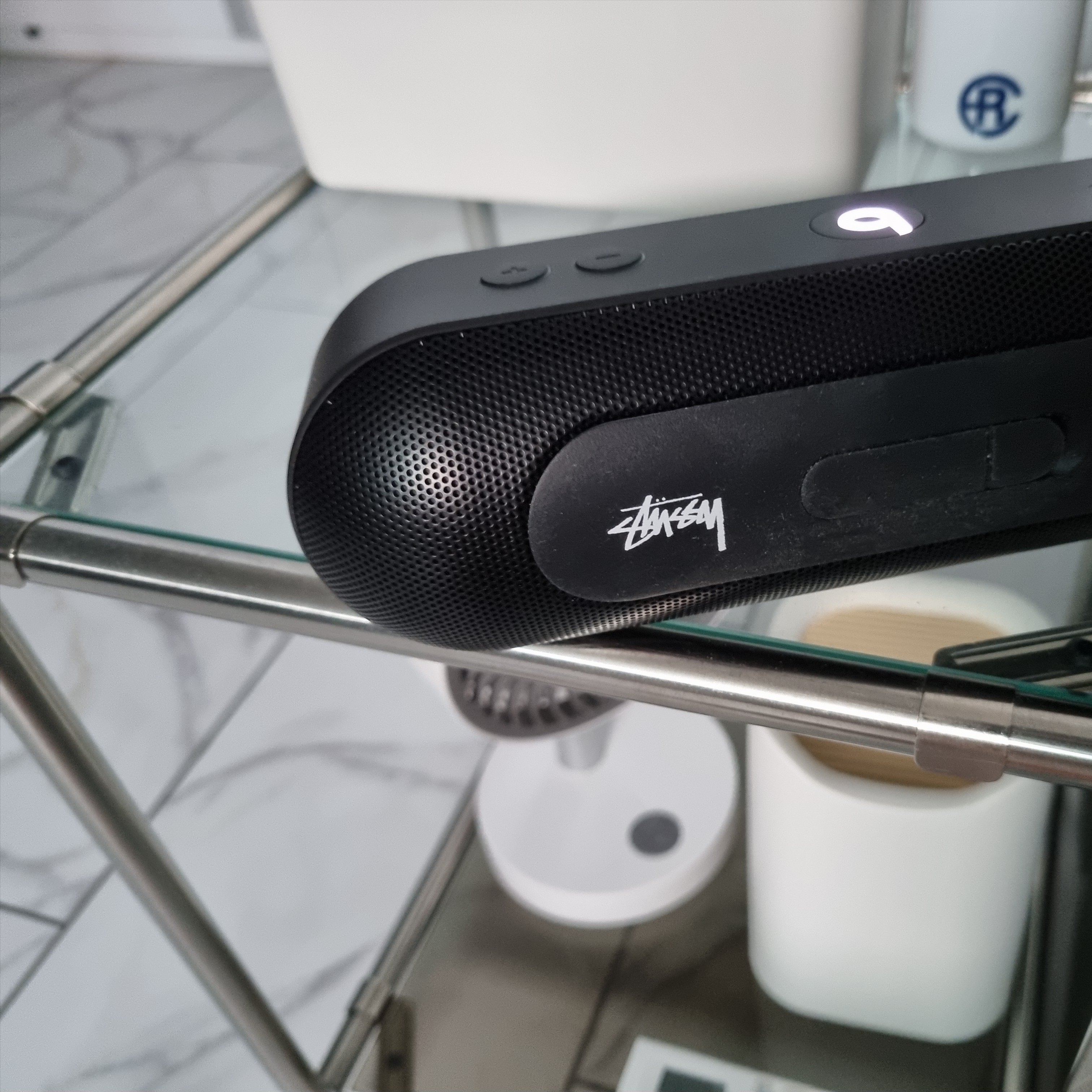 Stussy x Beats By Dre Pill+ Black White 착용 스타일 - 2