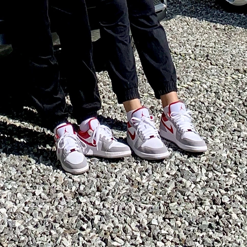 (GS) Jordan 1 Low SE Light Smoke Grey Gym Red 착용 스타일 - 2