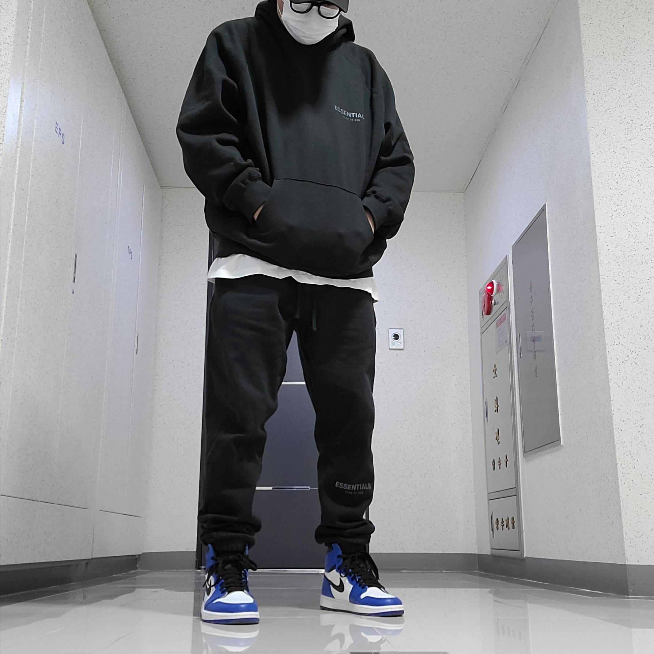 Essentials The Core Collection Pullover Hoodie Black, Essentials The Core Collection Sweatpants Black 착용 스타일 - 1