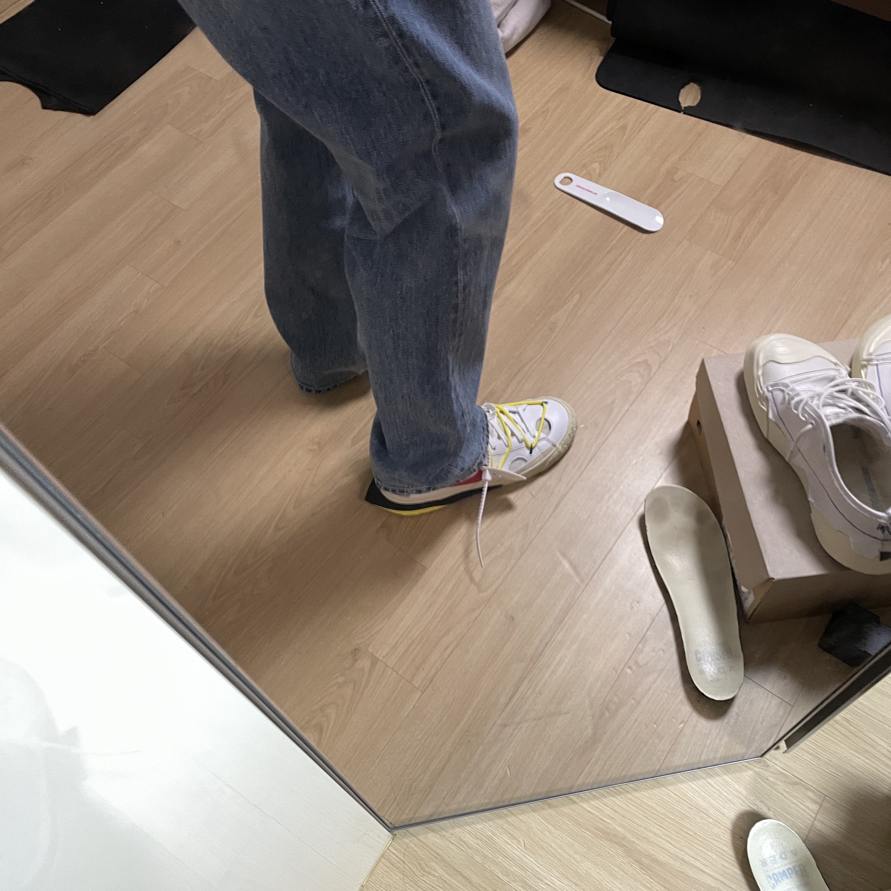 Nike x Off-White Blazer Low '77 White and University Red 착용 스타일 - 2