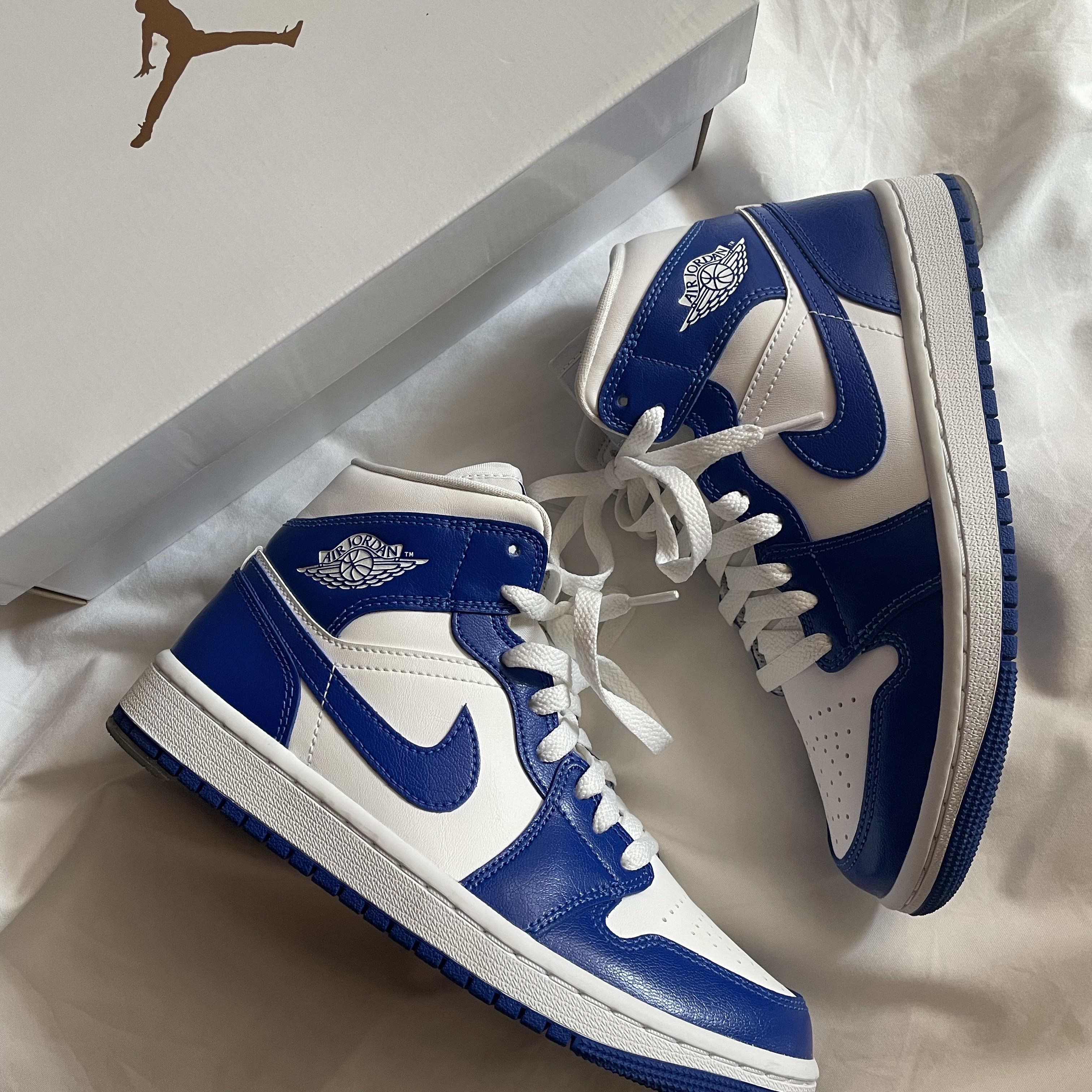 (W) Jordan 1 Mid White Hyper Royal 착용 스타일 - 2