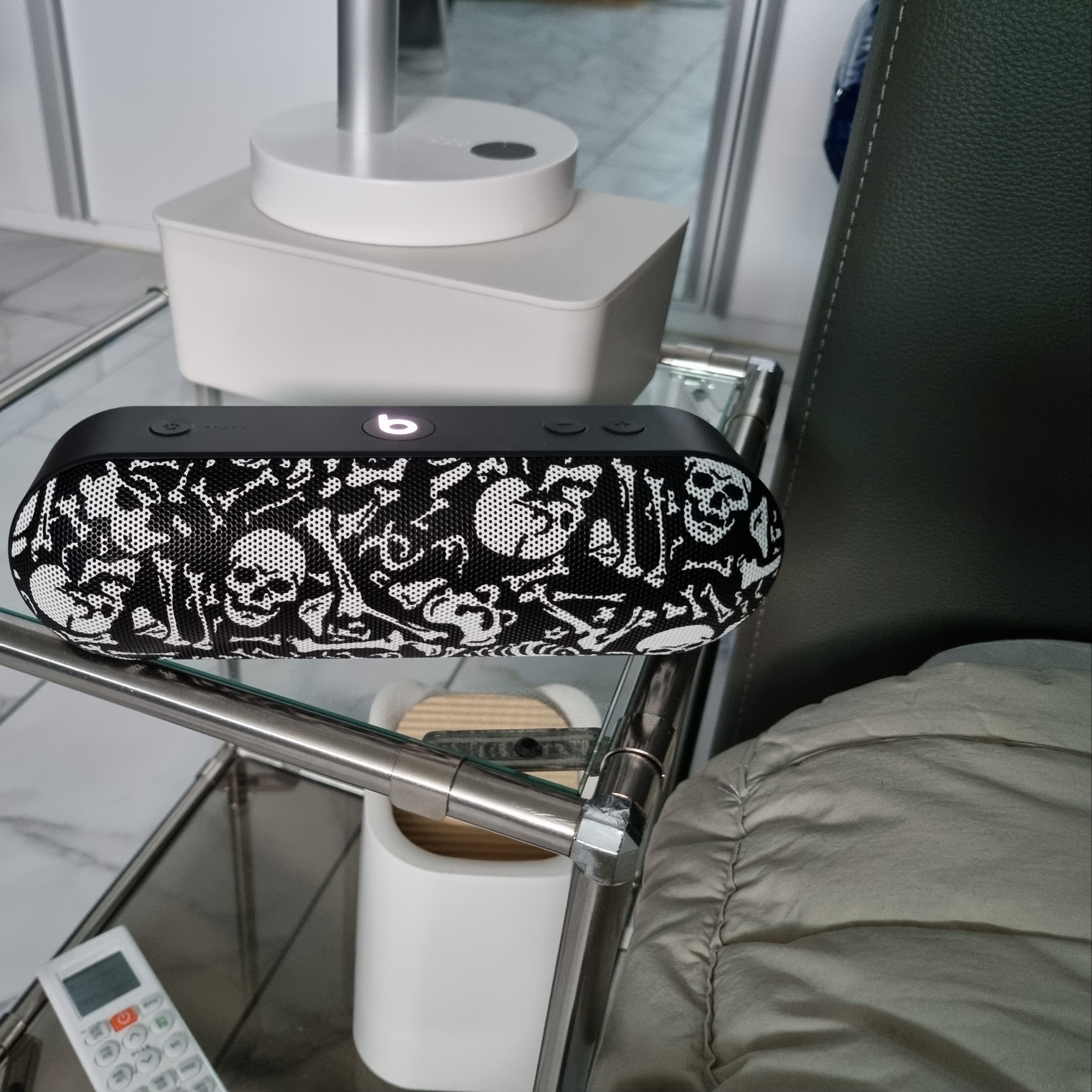 Stussy x Beats By Dre Pill+ Black White 착용 스타일 - 1