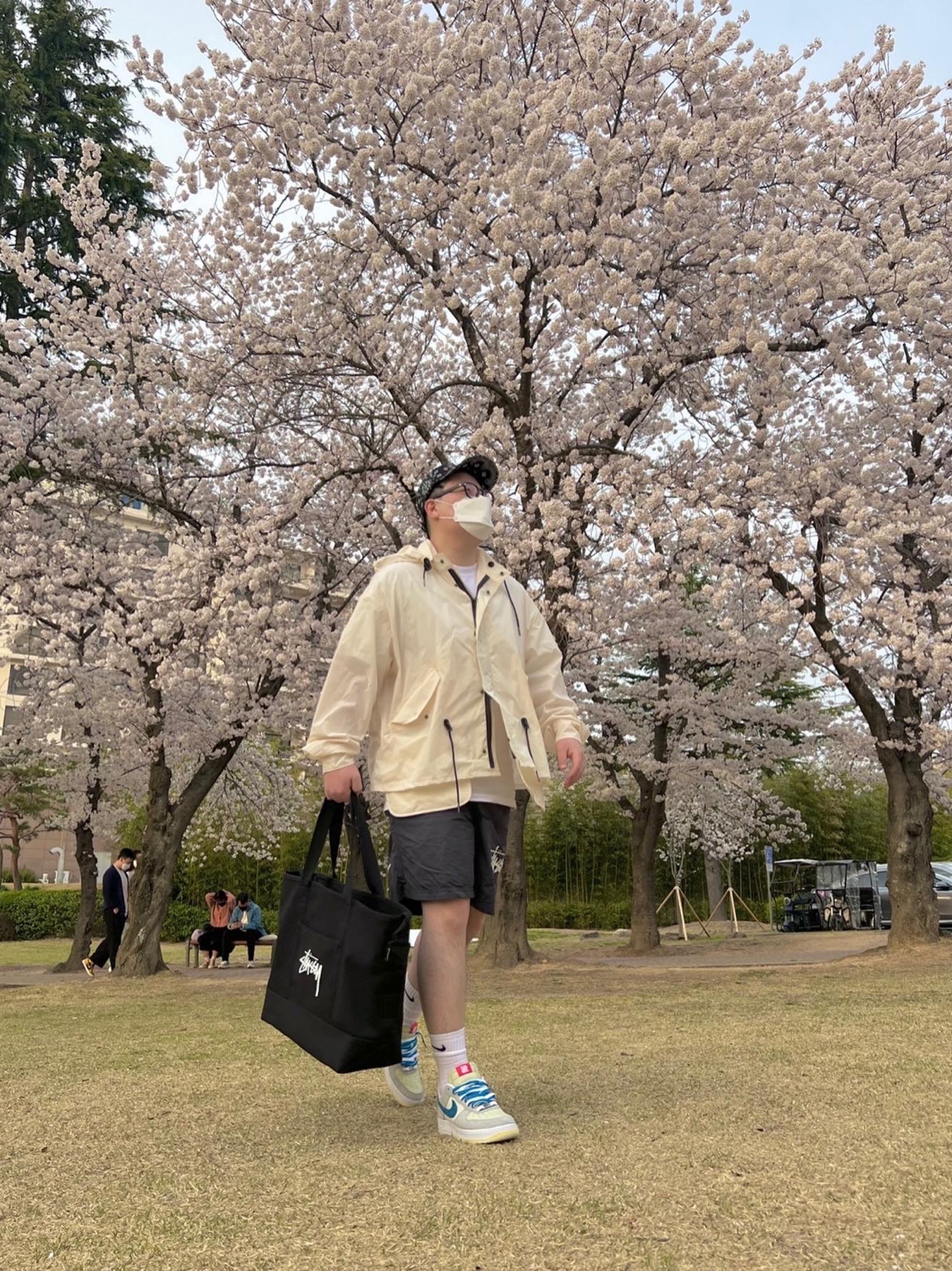 Nike x Stussy Water Shorts Off Noir, Nike x Stussy Tote Bag 착용 스타일 - 2