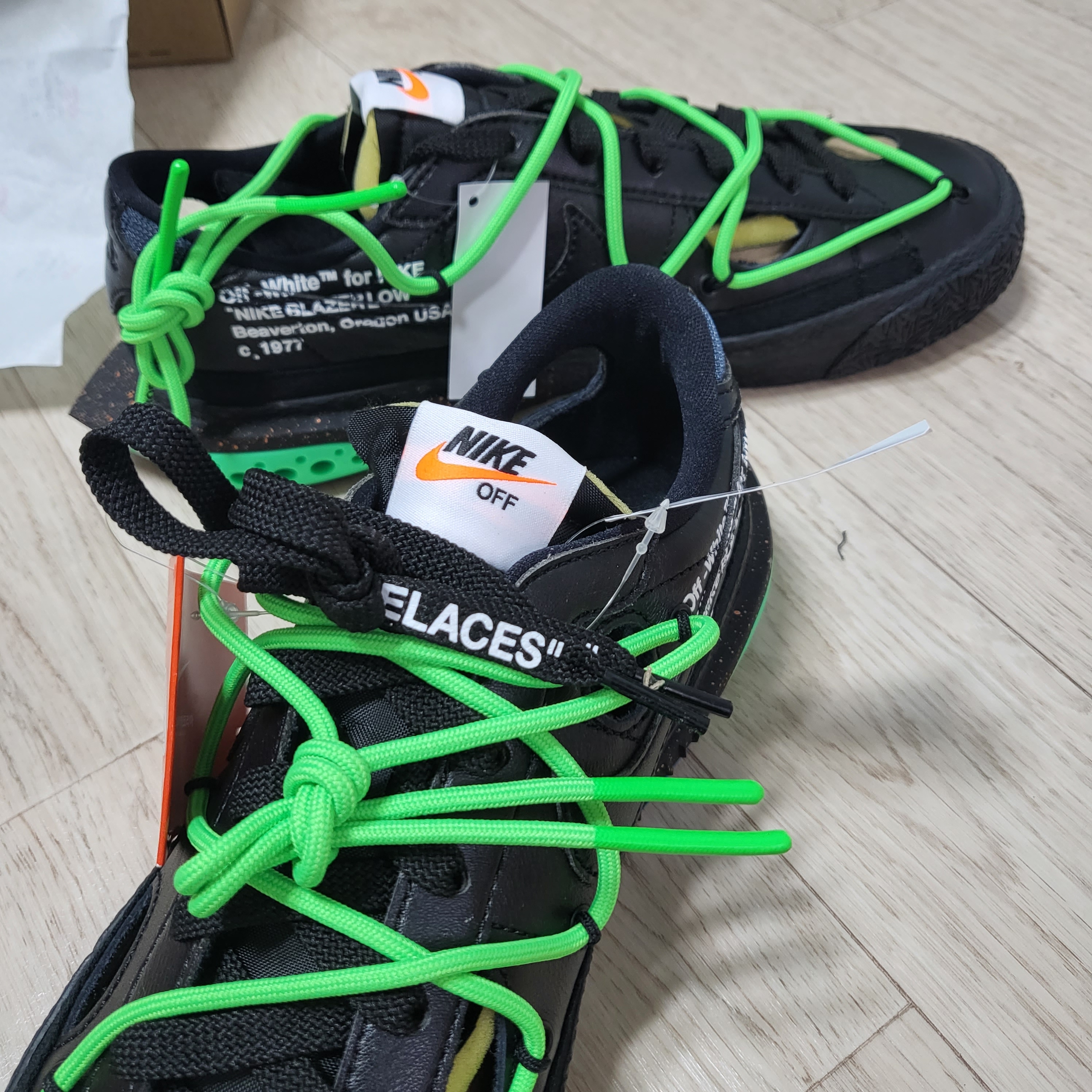 Nike x Off-White Blazer Low '77 Black and Electro Green 착용 스타일 - 3