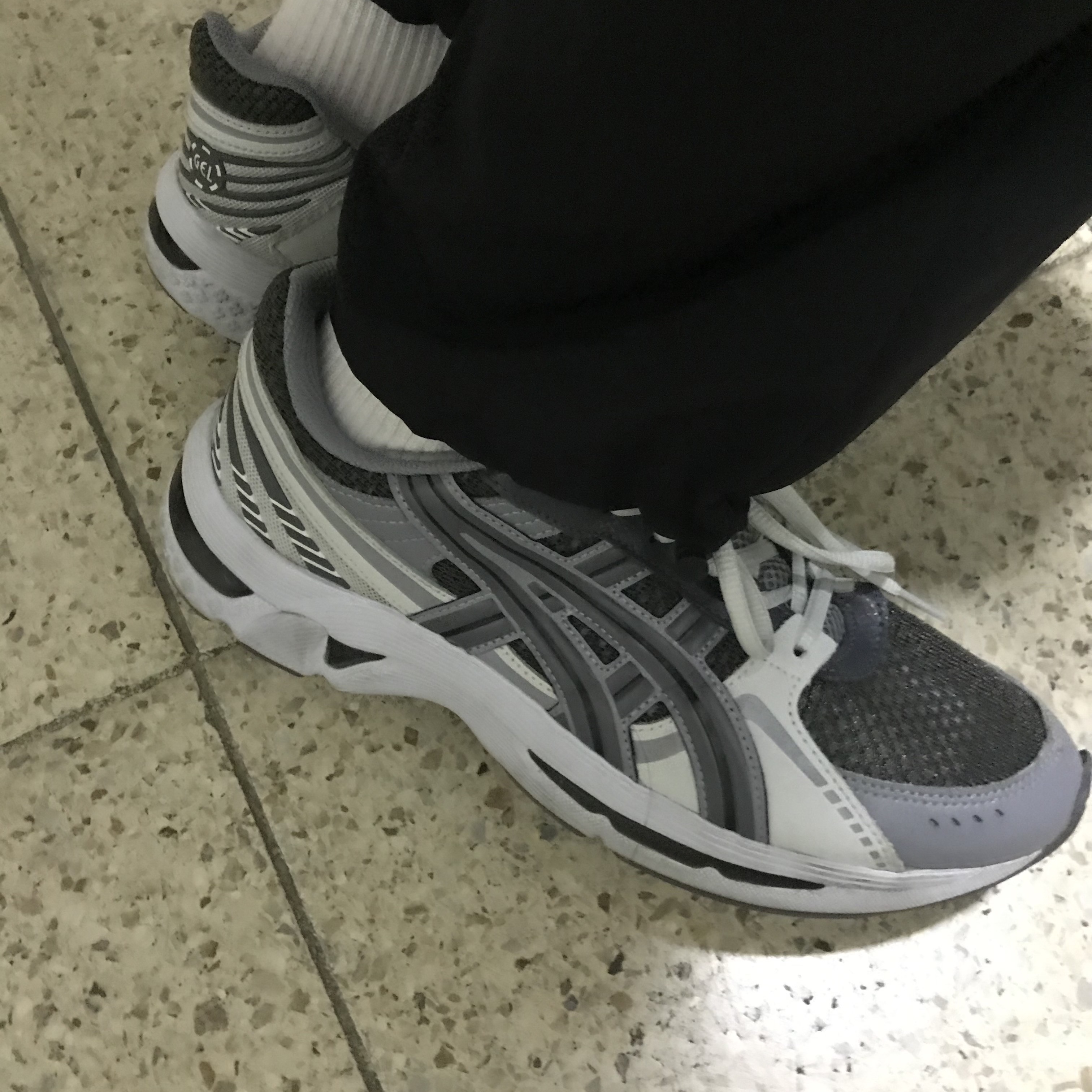 Asics Gel-Kyrios Carrier Grey 착용 스타일 - 1