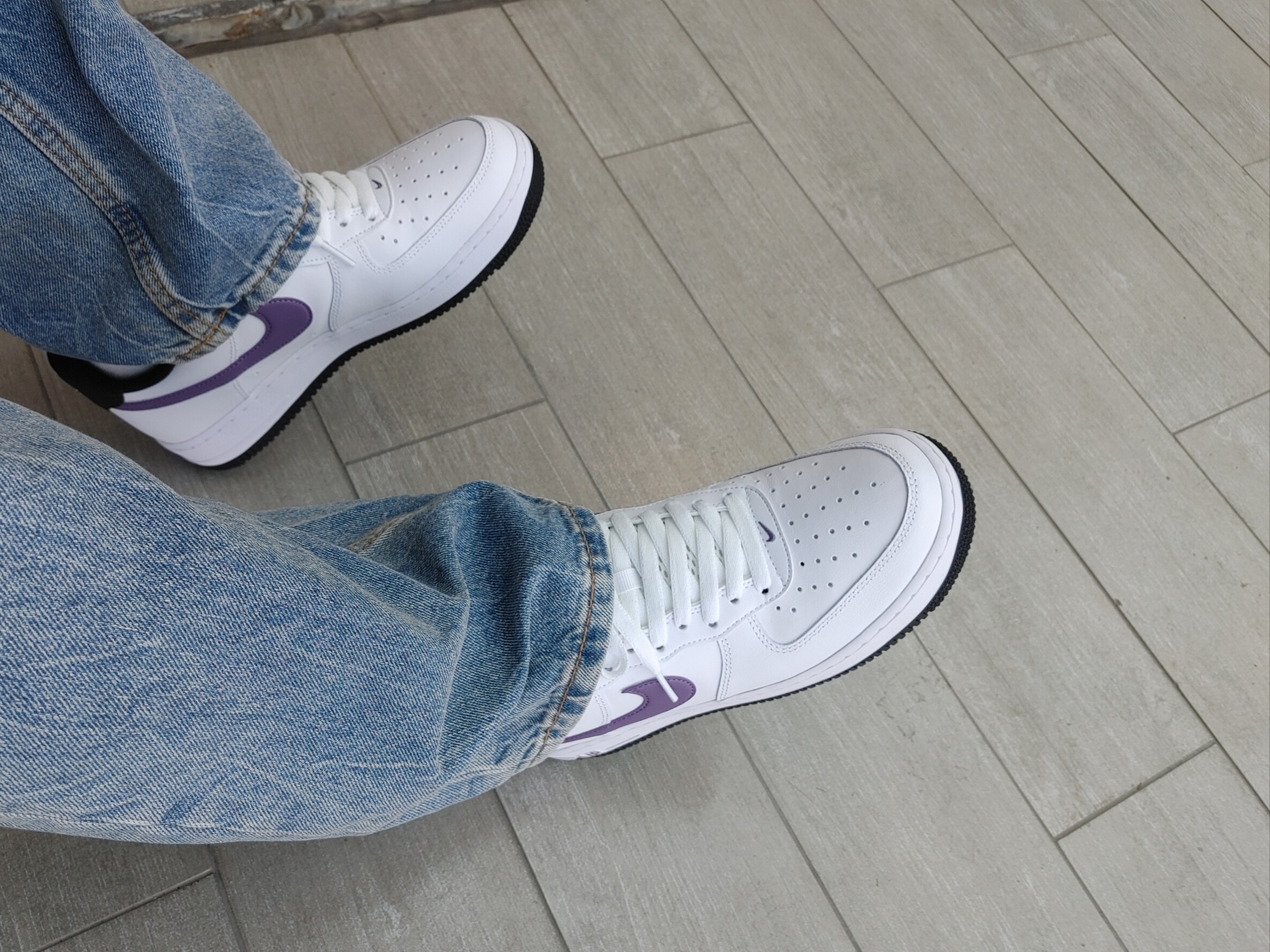 Nike Air Force 1 '07 LV8 Hoops White Canyon Purple 착용 스타일