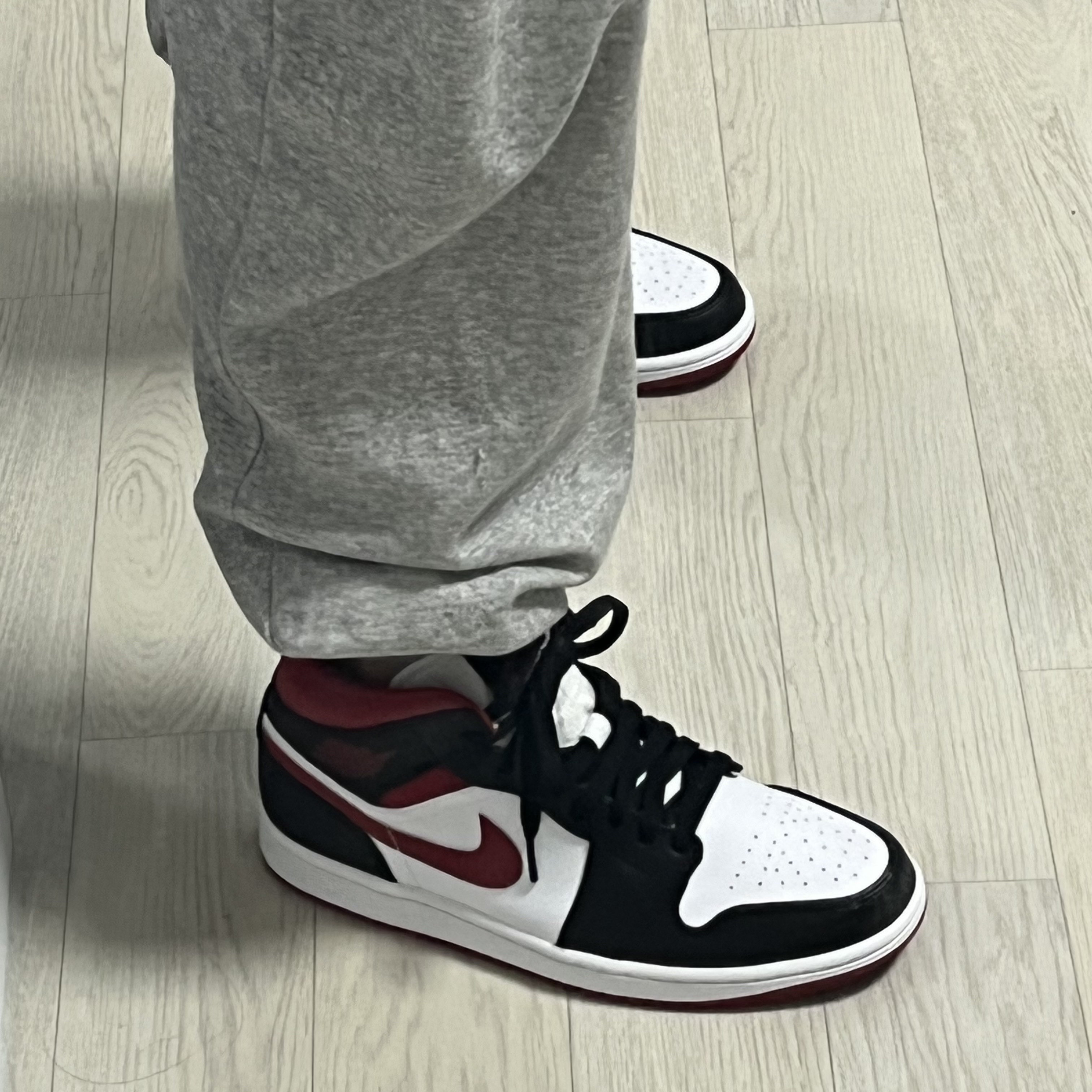 Jordan 1 Mid College Grey, Jordan 1 Mid Gym Red Black White 착용 스타일 - 5