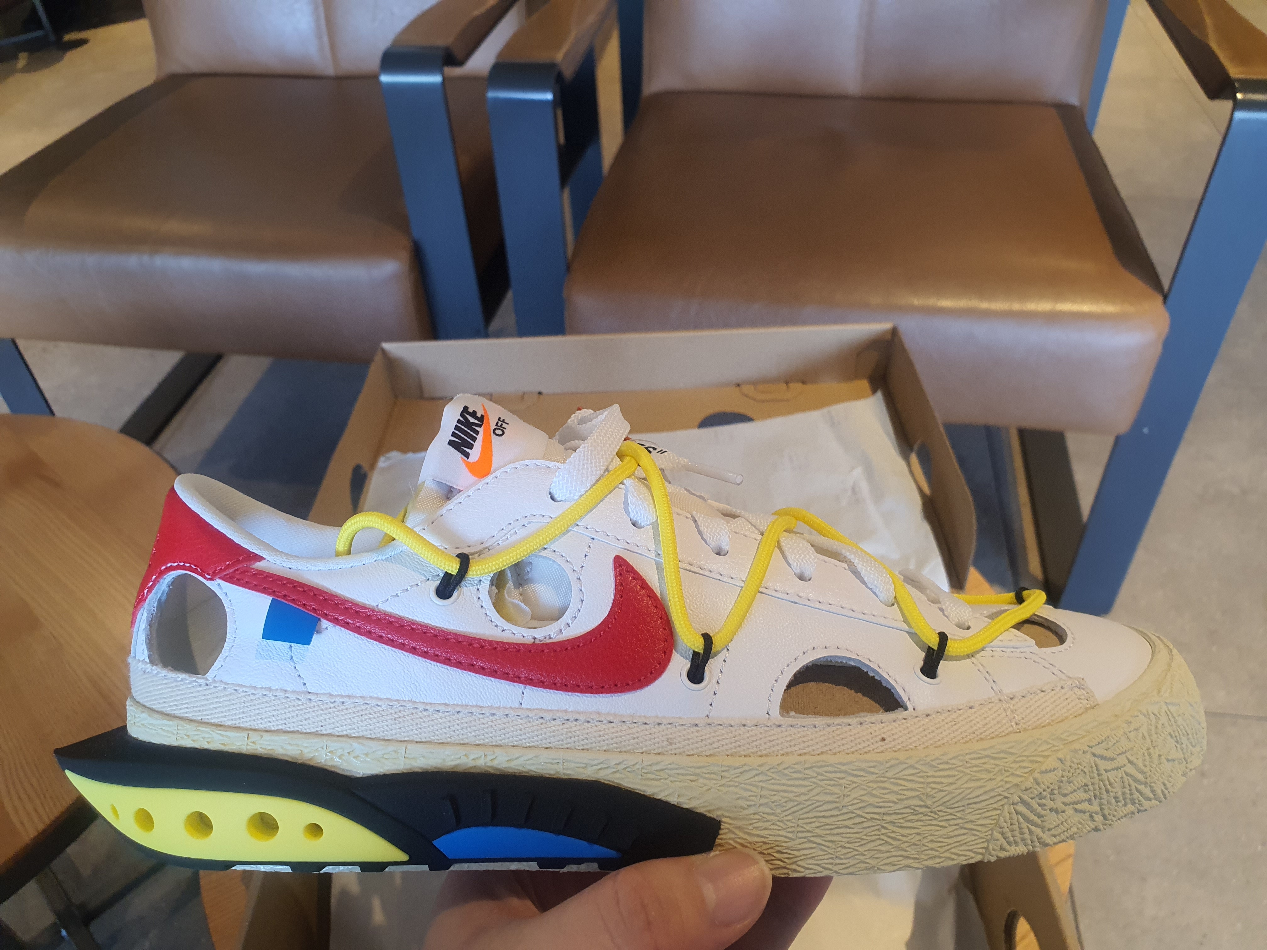 Nike x Off-White Blazer Low '77 White and University Red 착용 스타일 - 2