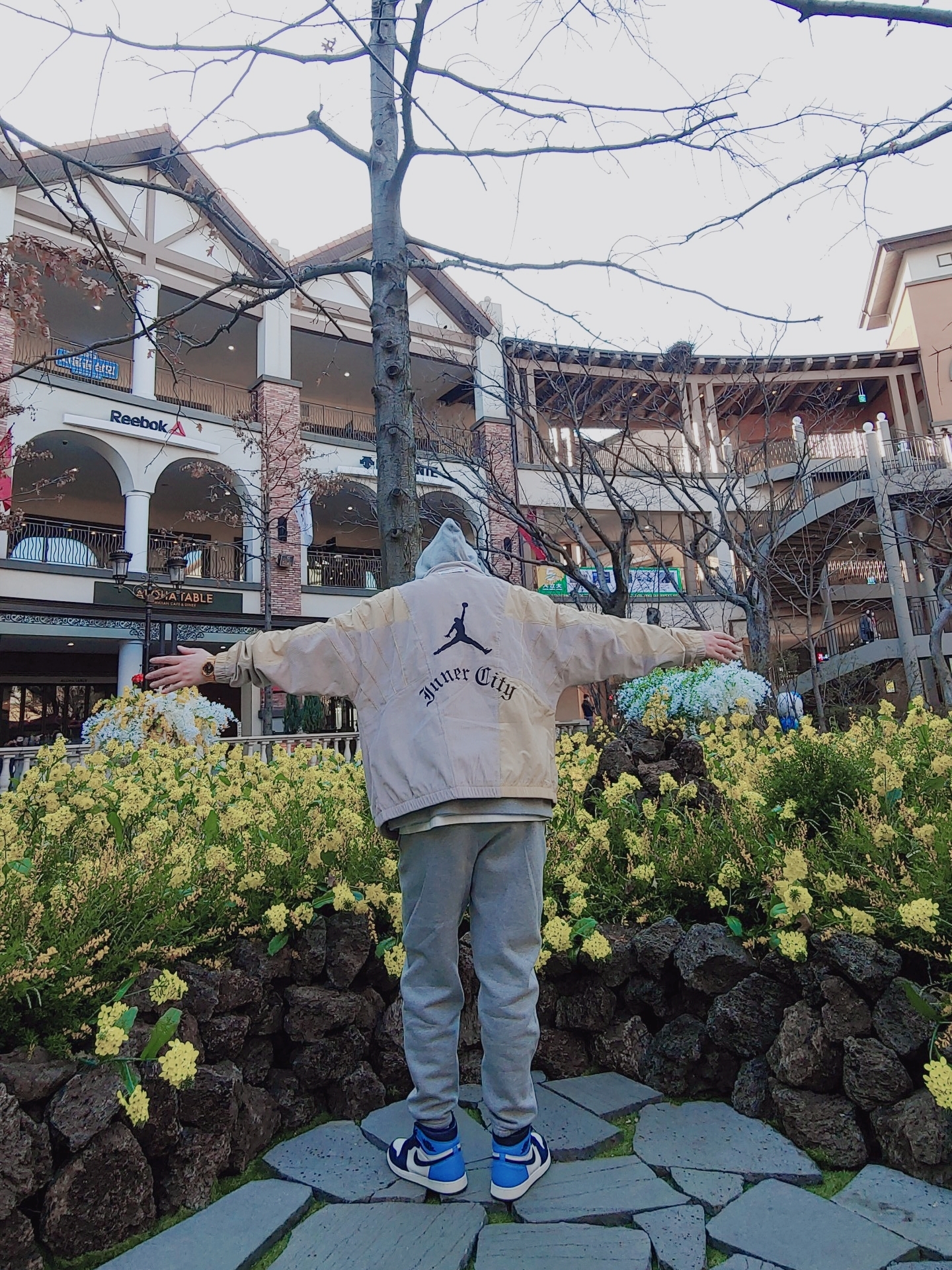 Jordan 1 Retro High Obsidian UNC, Jordan x Russell Westbrook Honor the Gift Jacket - US/EU 착용 스타일 - 1