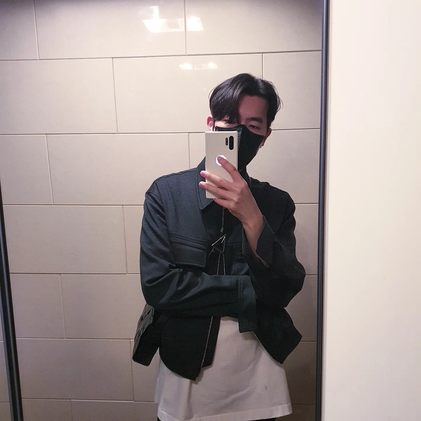 Bottega Veneta Leather Cassette Black 착용 스타일