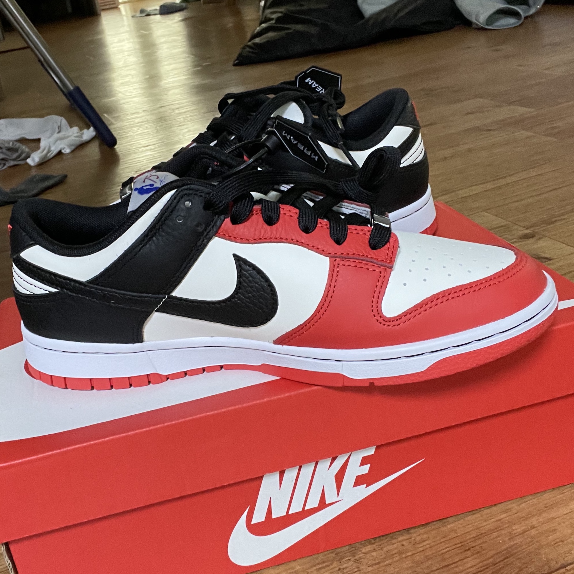 Nike x NBA Dunk Low Retro EMB Black and Chile Red 착용 스타일 - 1