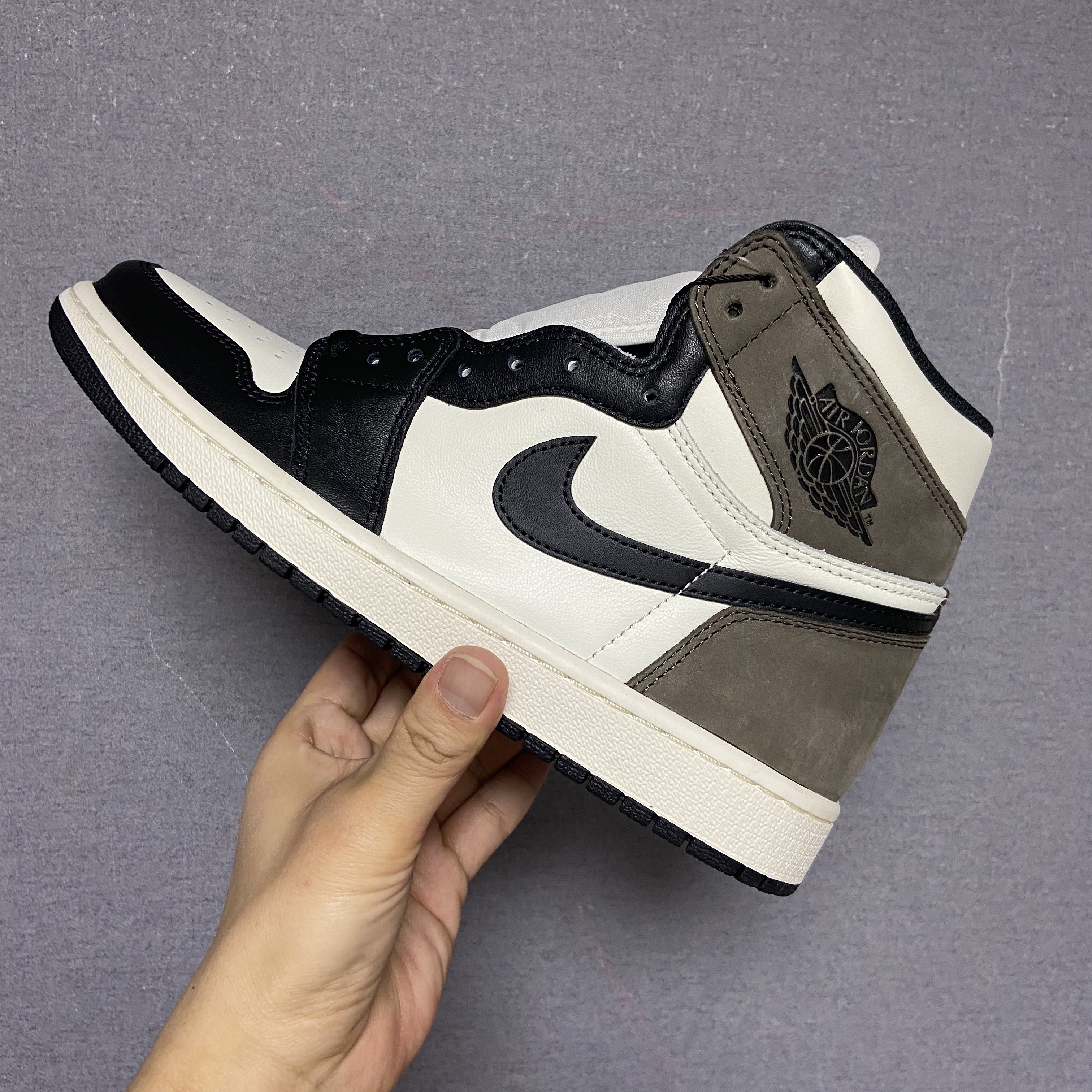 Jordan 1 Retro High OG Black Mocha 착용 스타일