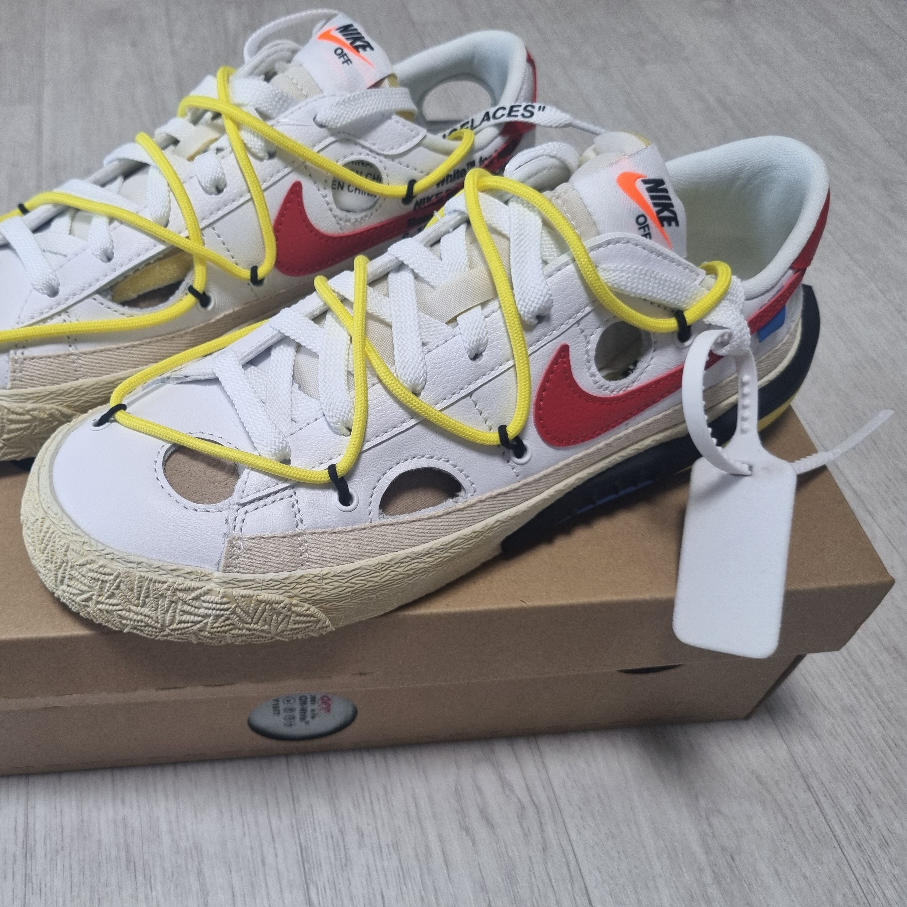 Nike x Off-White Blazer Low '77 White and University Red 착용 스타일