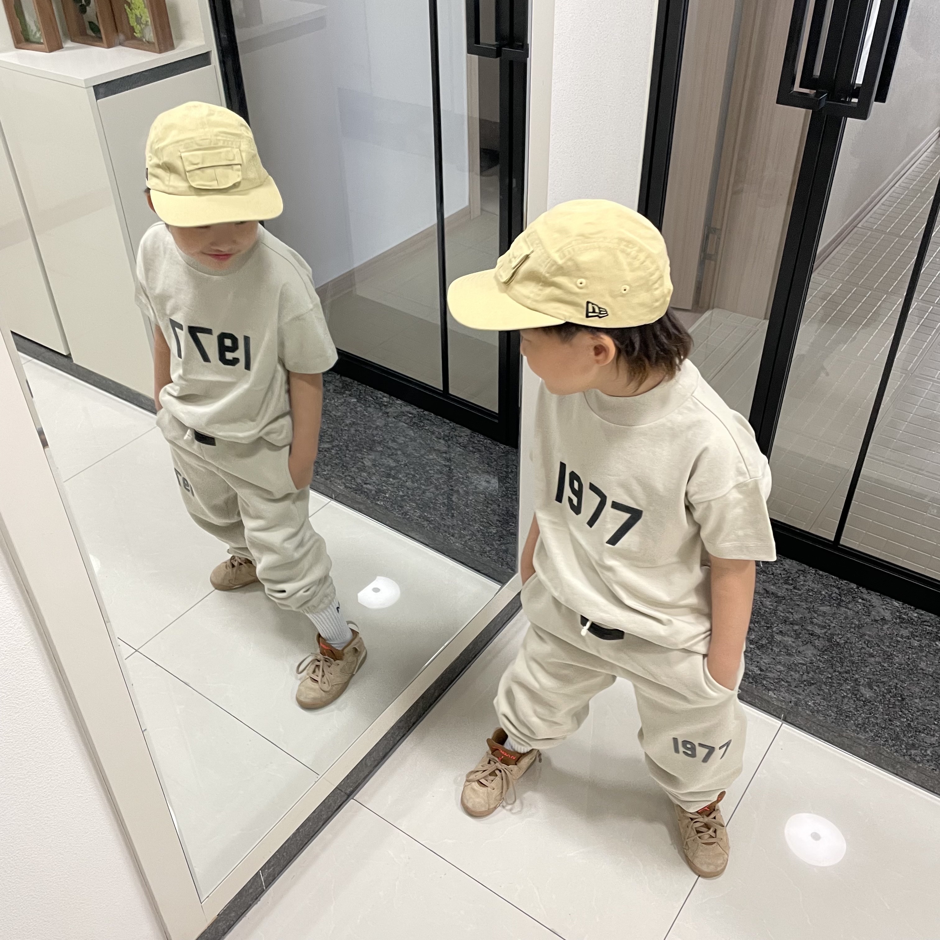 (Kids) Essentials 1977 T-Shirt Wheat - 22SS, (Kids) Essentials 1977 Sweatpants Wheat - 22SS 착용 스타일