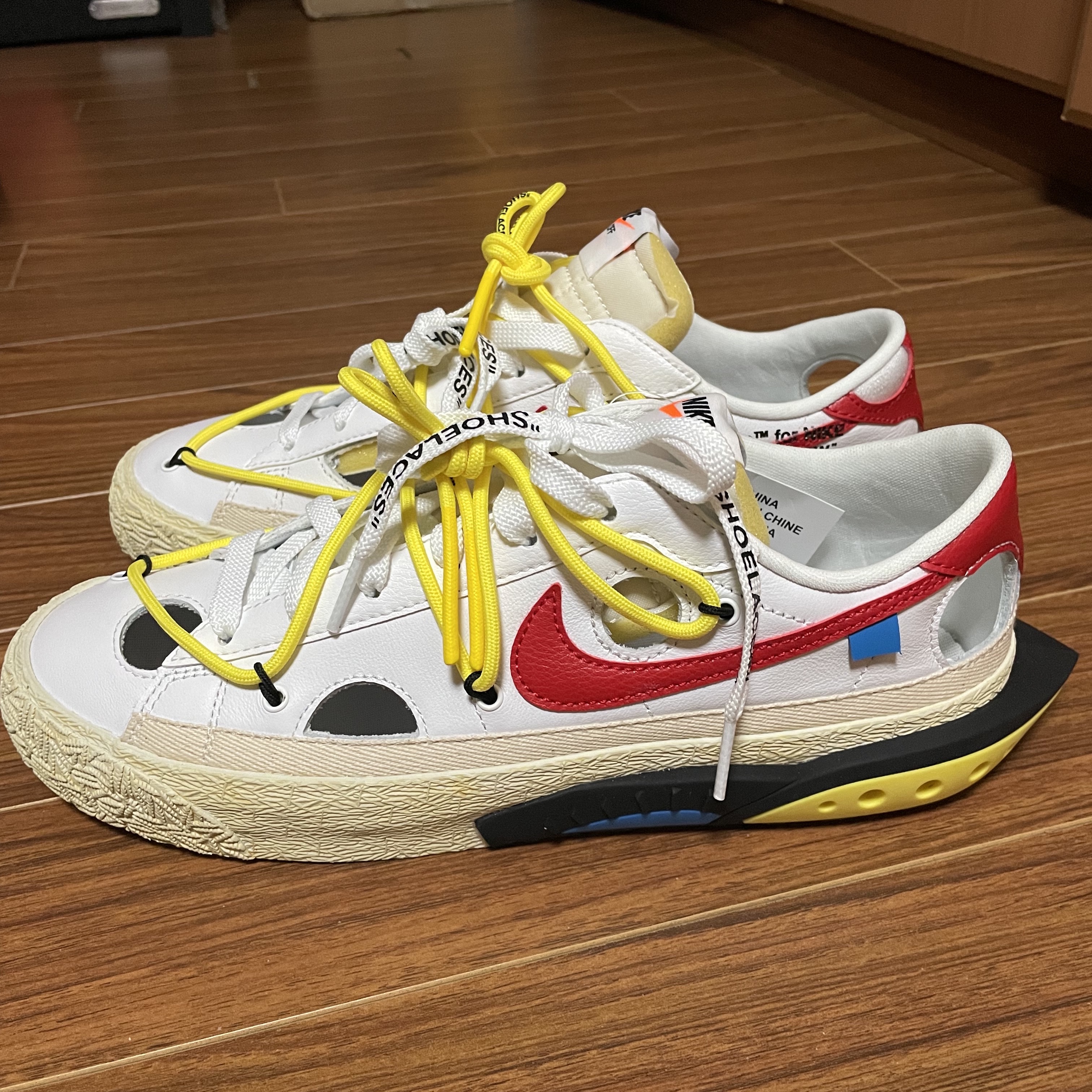 Nike x Off-White Blazer Low '77 White and University Red 착용 스타일 - 2