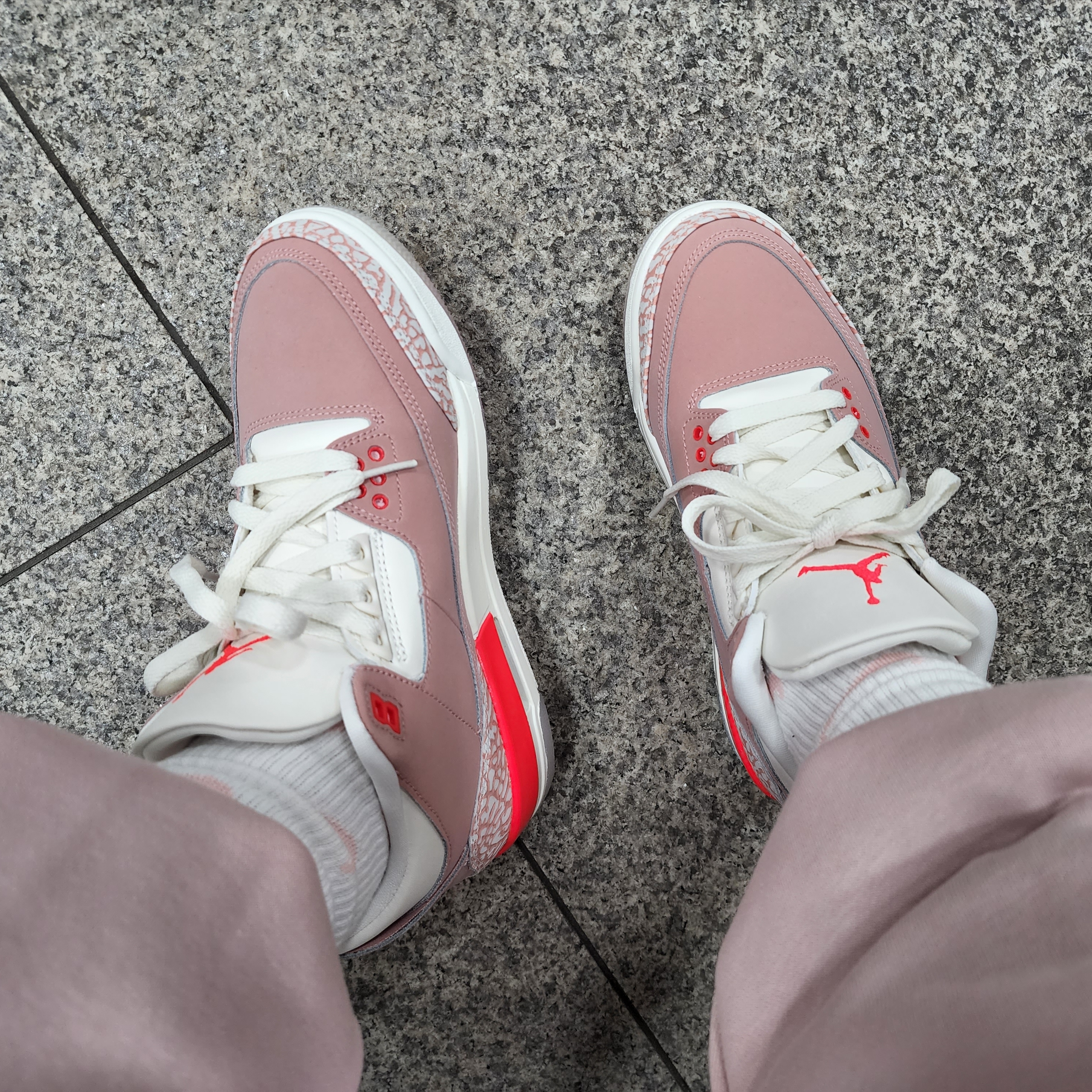 (W) Jordan 3 Retro Rust Pink, Stussy x Cactus Plant Flea Market Heart T-Shirt 착용 스타일 - 2