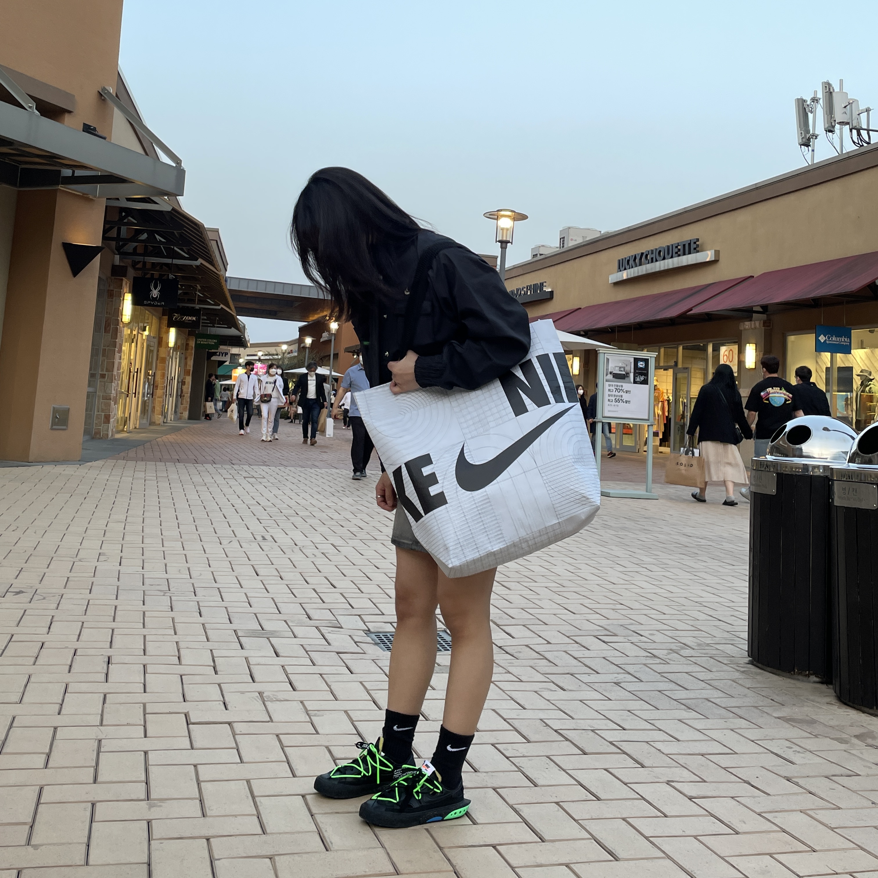 Nike x Off-White Blazer Low '77 Black and Electro Green 착용 스타일 - 2