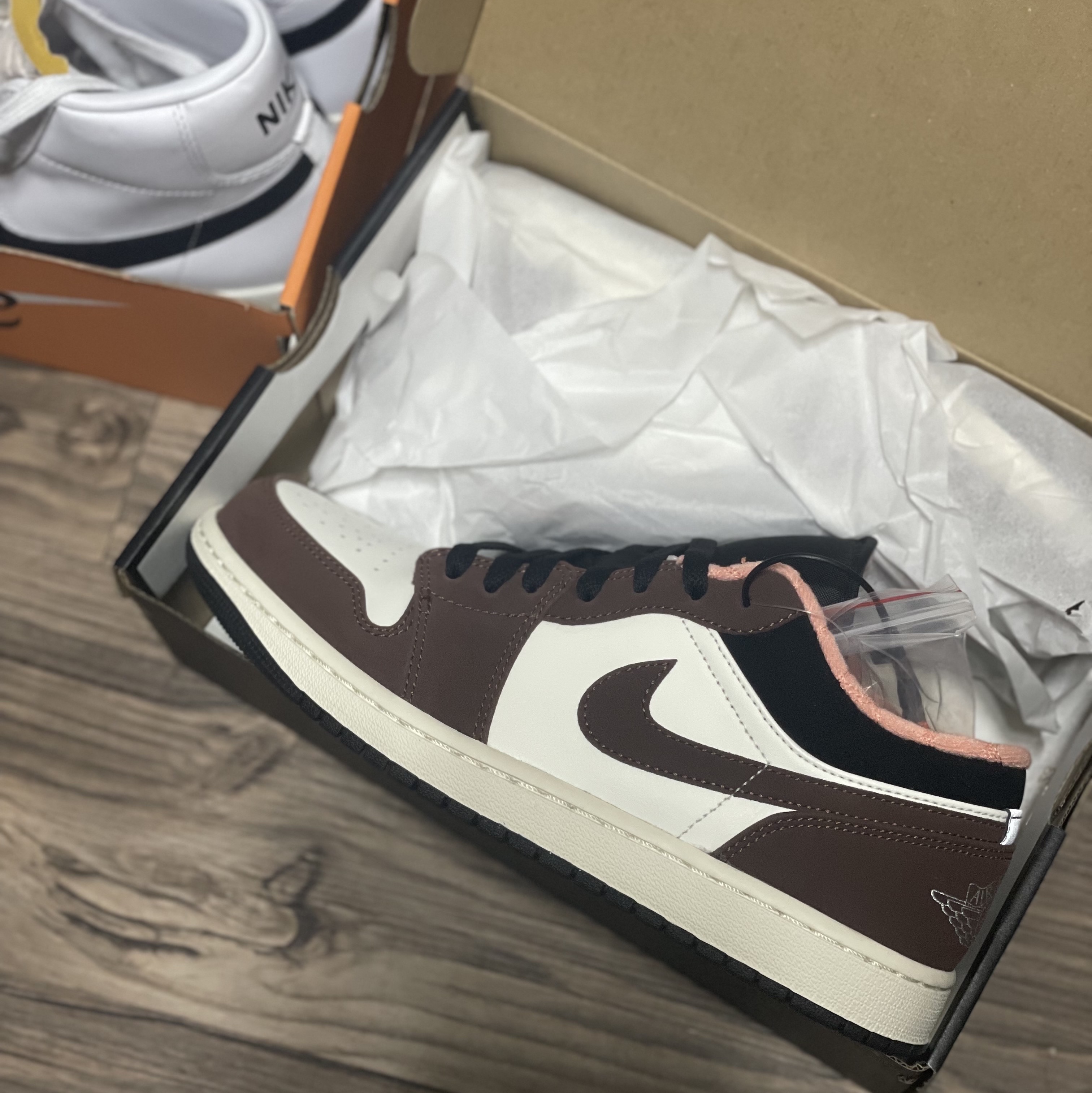 Jordan 1 Low SE Chocolate Bliss 착용 스타일