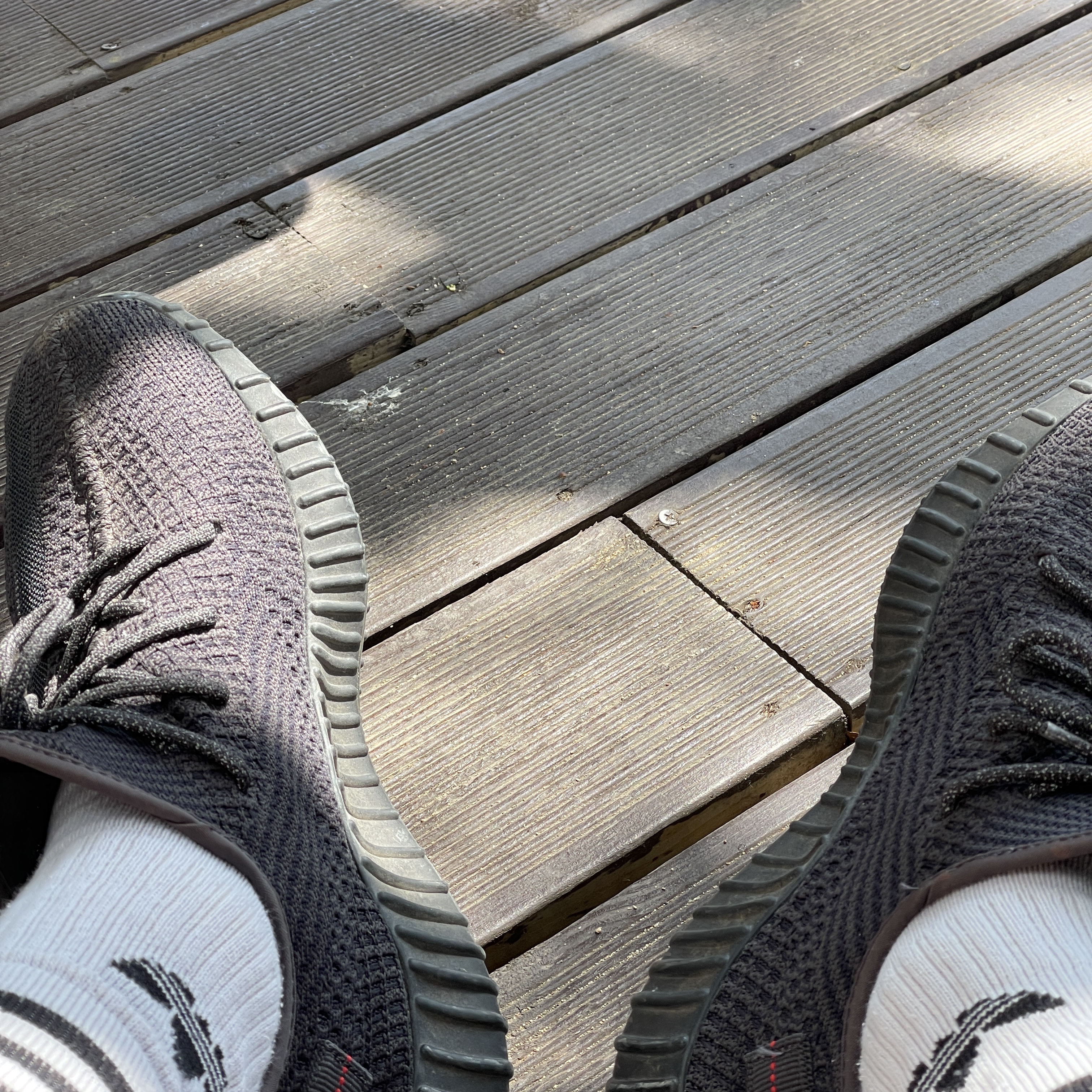 Adidas Yeezy Boost 350 V2 Black - Non-Reflective 착용 스타일