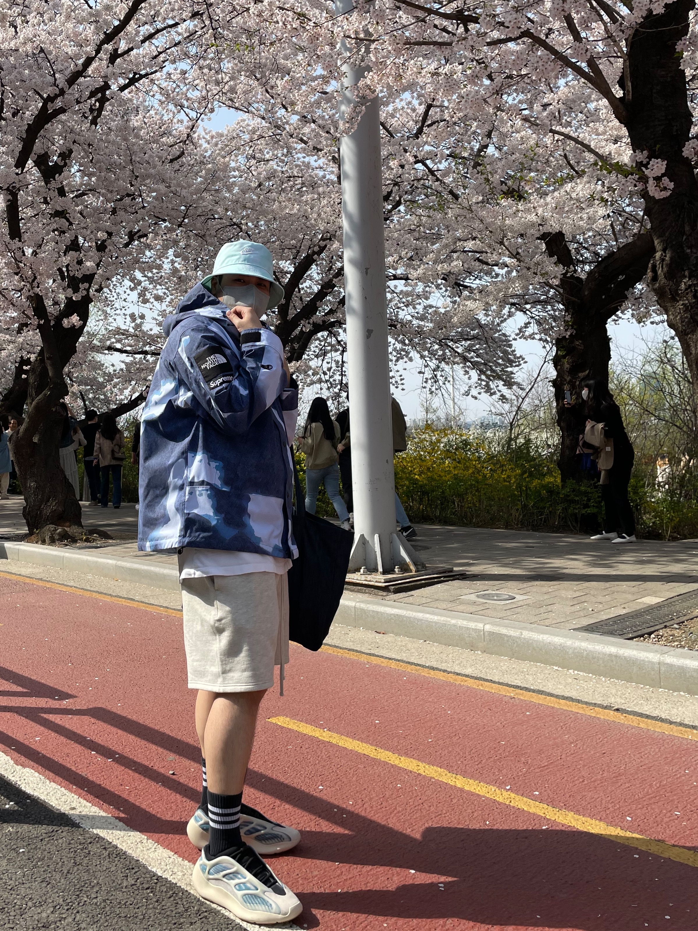 Supreme x The North Face Bleached Denim Print Mountain Jacket Indigo - 21FW, Essentials The Core Collection Sweatshorts Oatmeal 착용 스타일 - 4