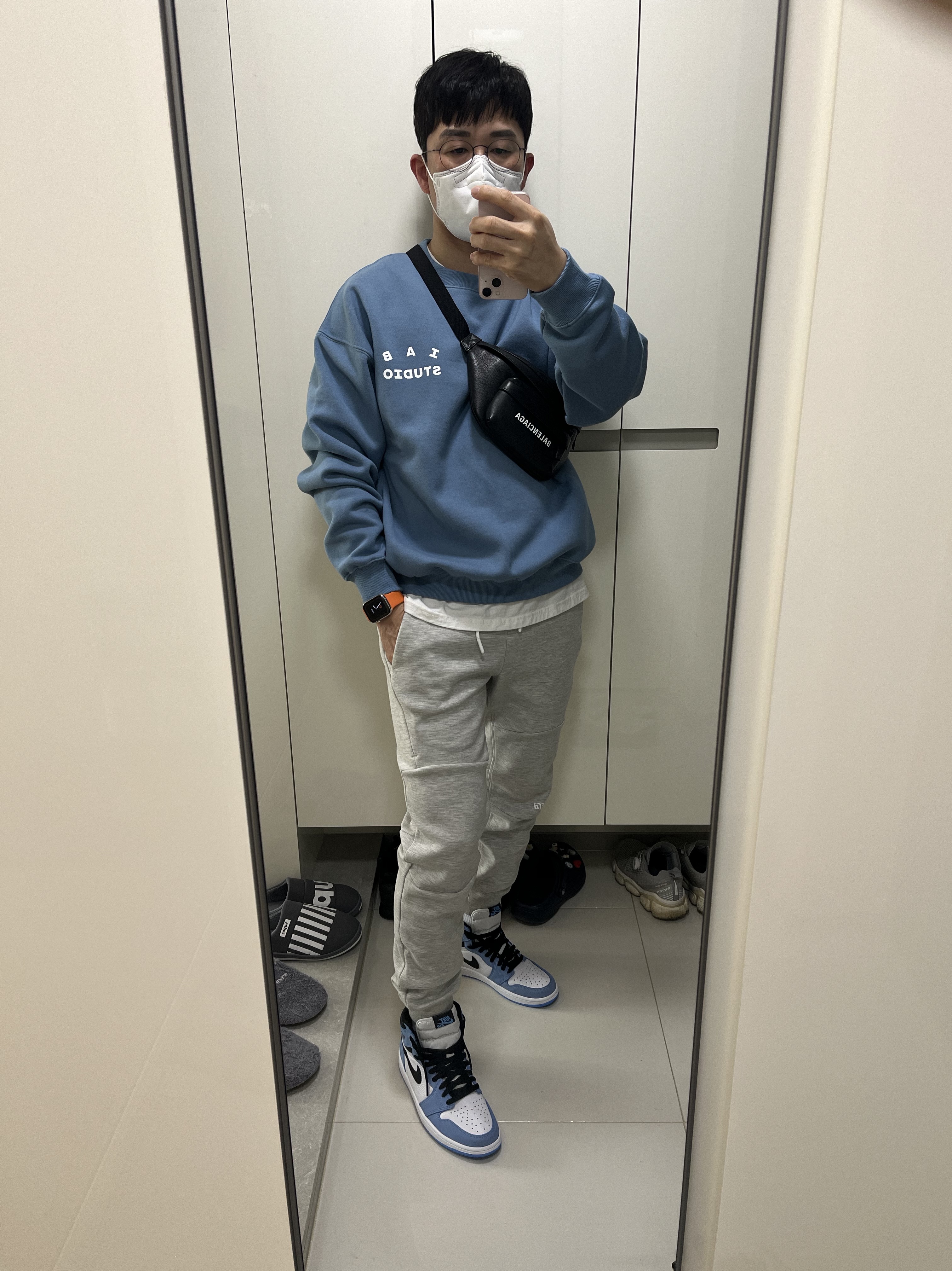 IAB Studio Crewneck Sky Blue, Jordan 1 Retro High OG University Blue 착용 스타일