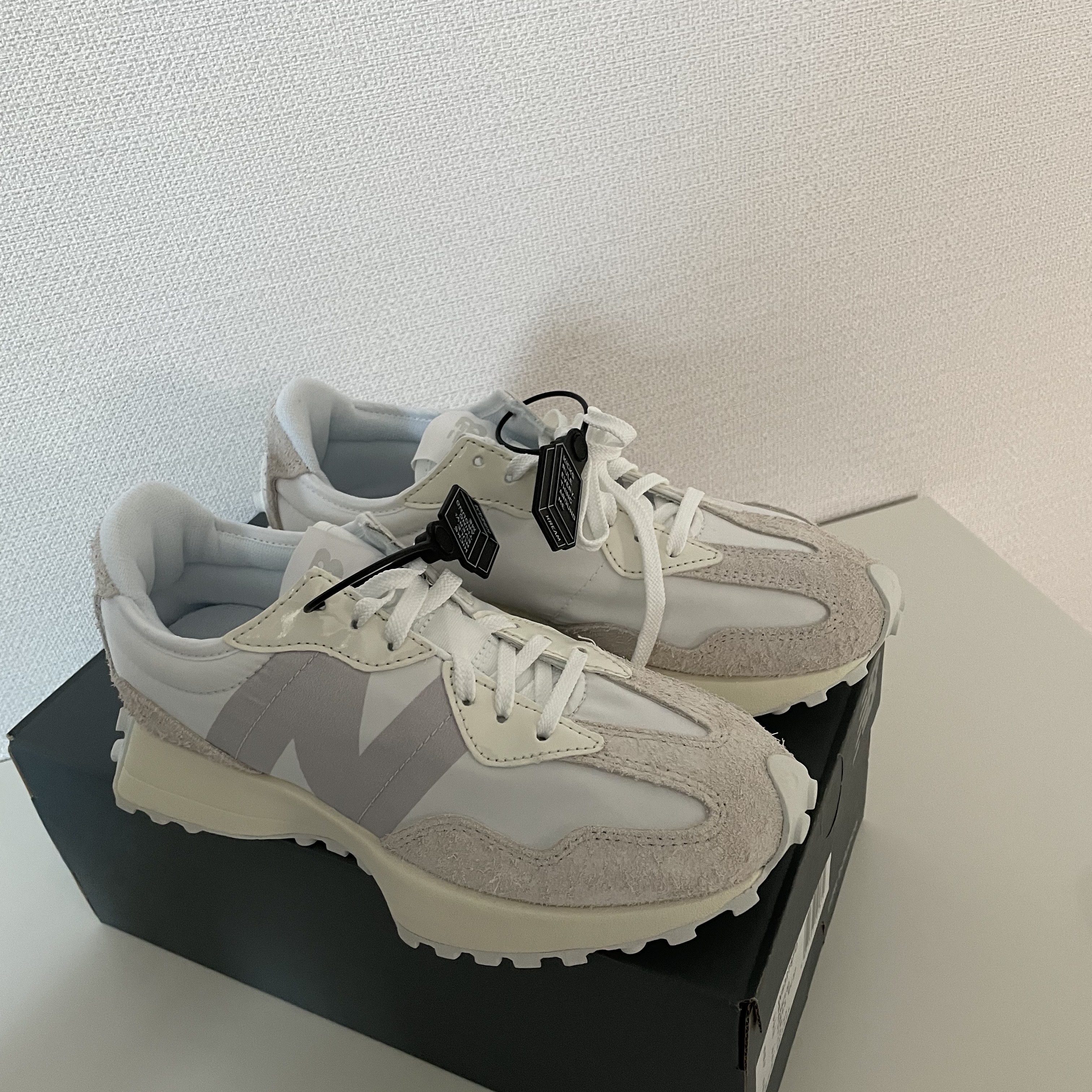 (W) New Balance 327 White Moonbeam 착용 스타일 - 1