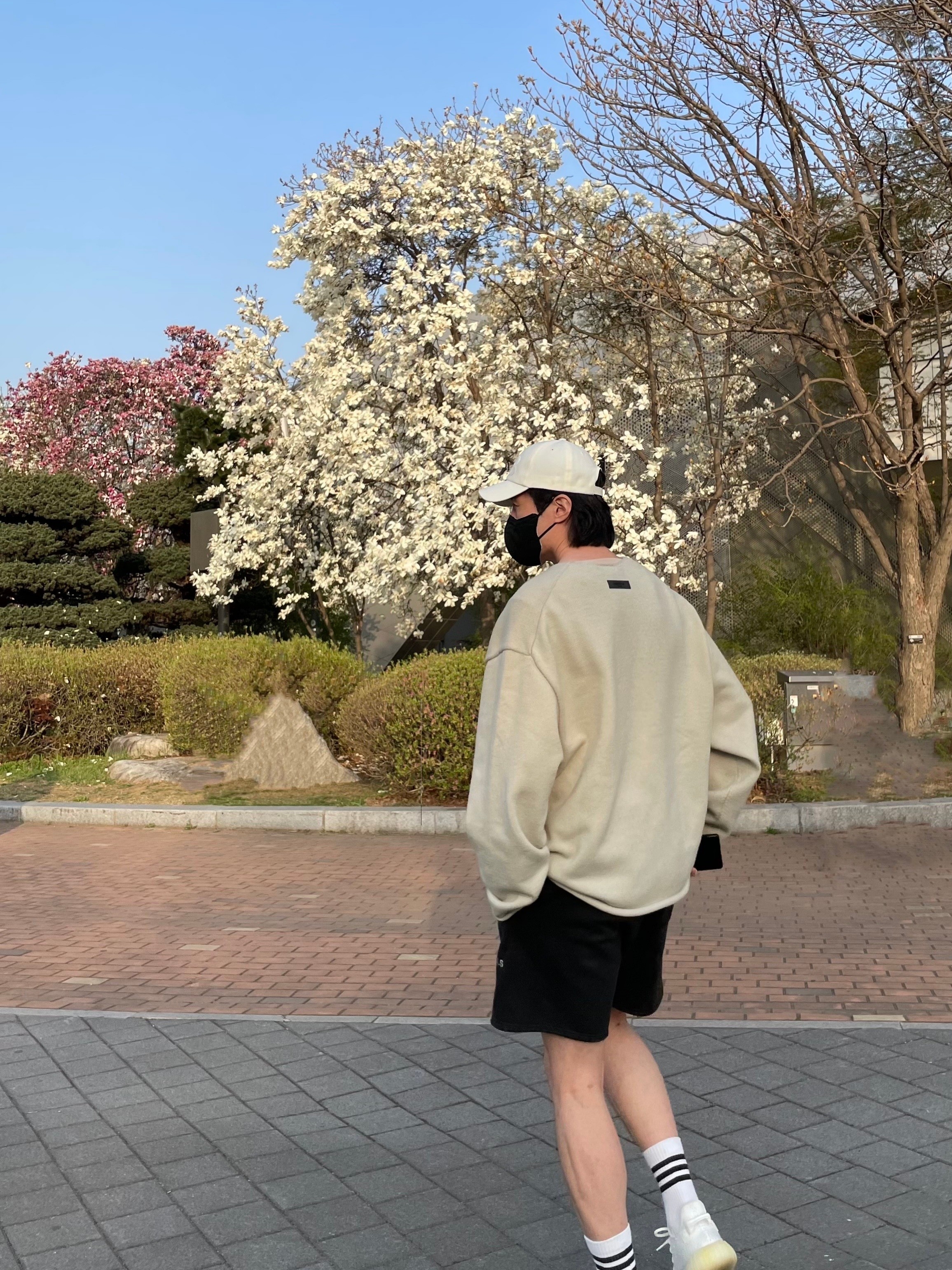 Adidas Yeezy Boost 350 V2 Cream/Triple White, Essentials 1977 Raw Edge Sweater Wheat - 22SS 착용 스타일 - 2