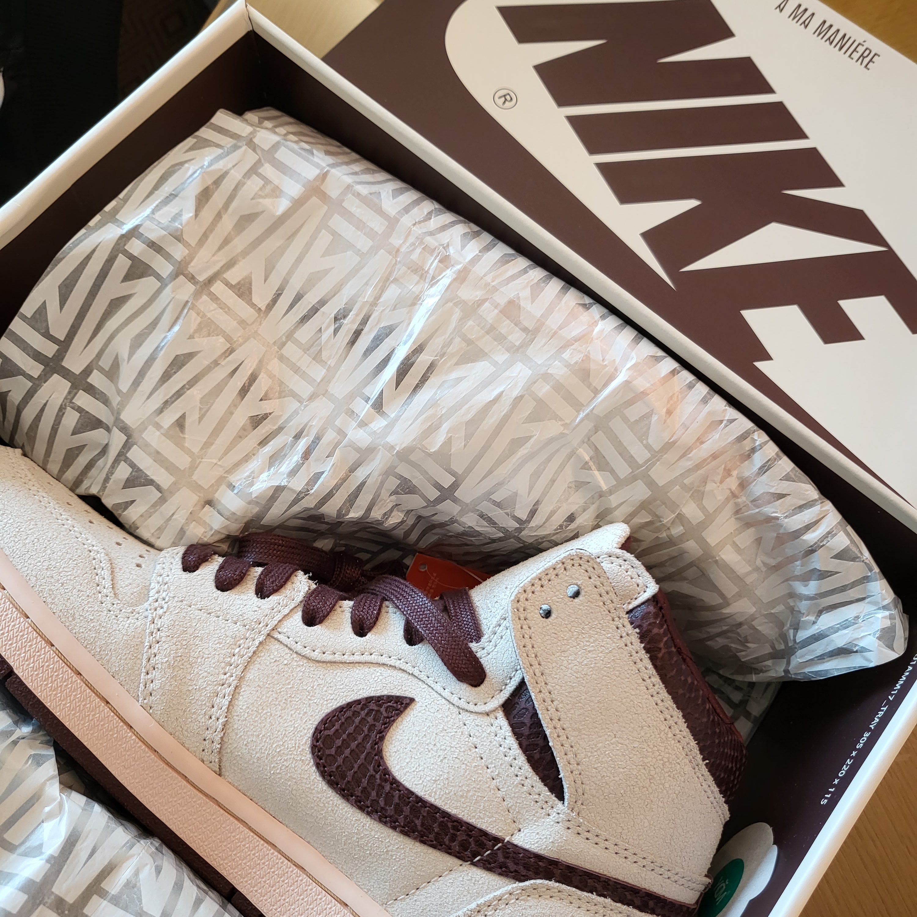 Jordan 1 x A Ma Maniere Retro High OG SP Sail and Burgundy 착용 스타일