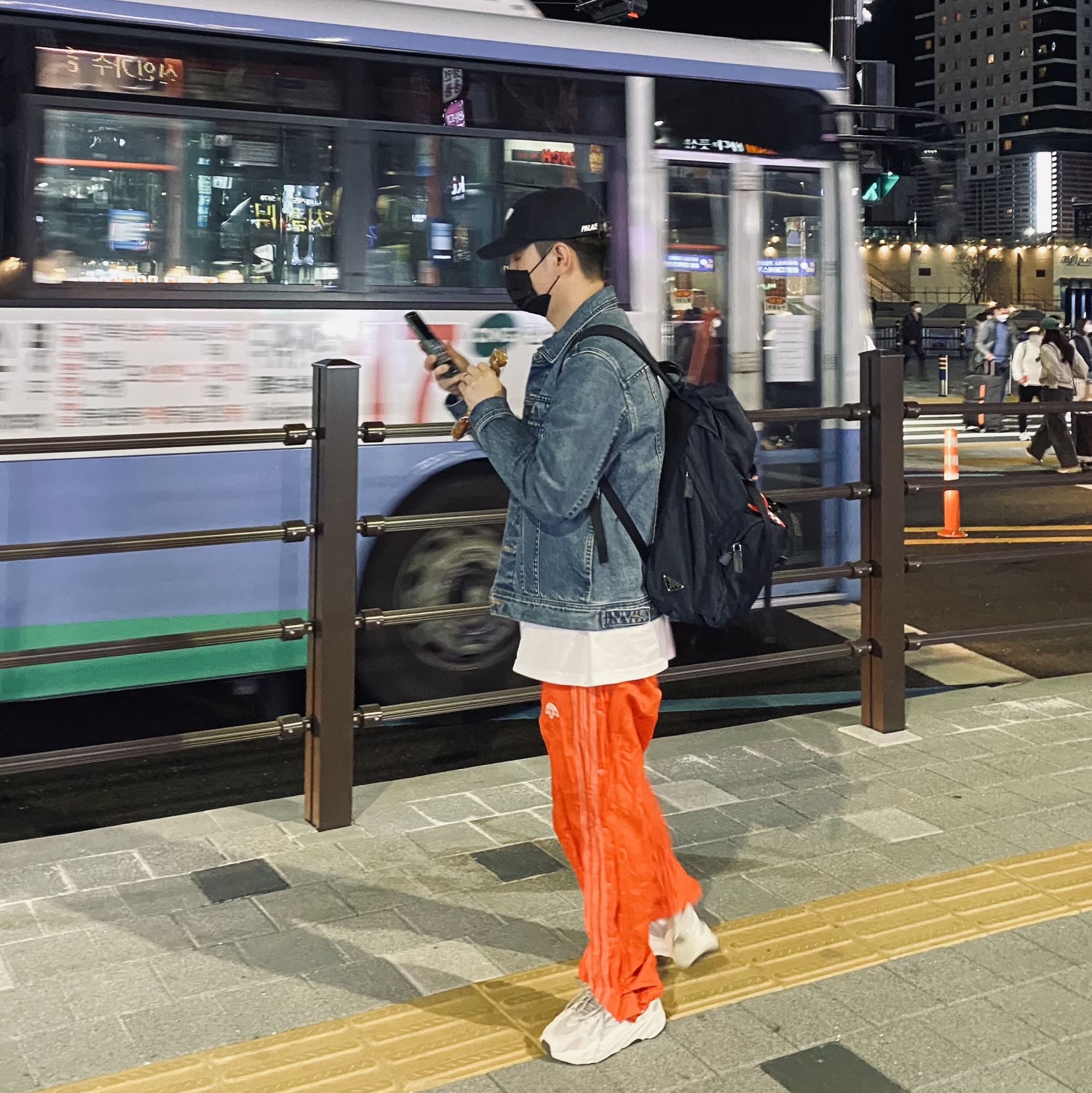Adidas Yeezy Boost 700 V2 Static 2022, Palace Washed Twill P 6-Panel Black - 22SS 착용 스타일