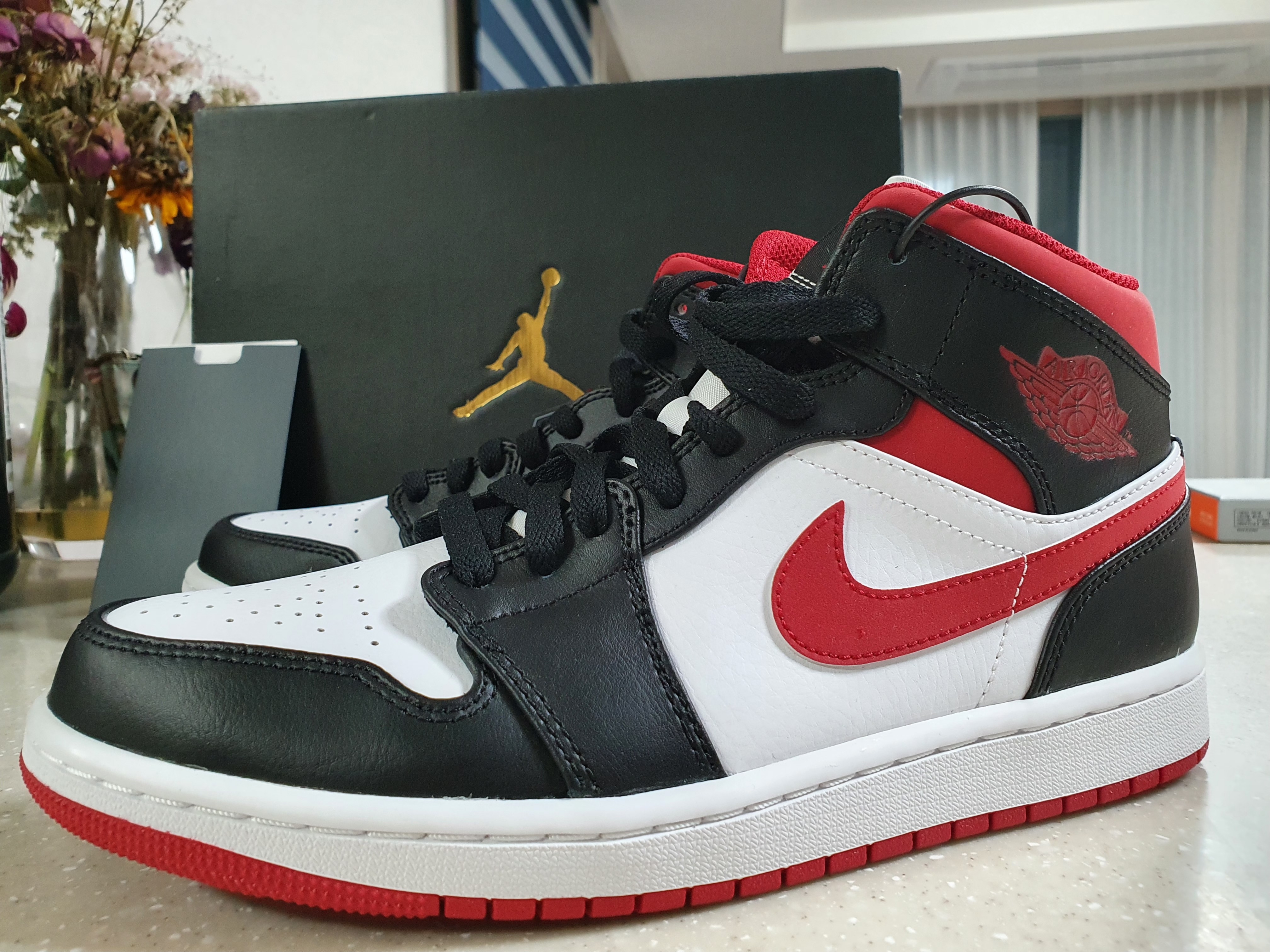 Jordan 1 Mid Gym Red Black White 착용 스타일