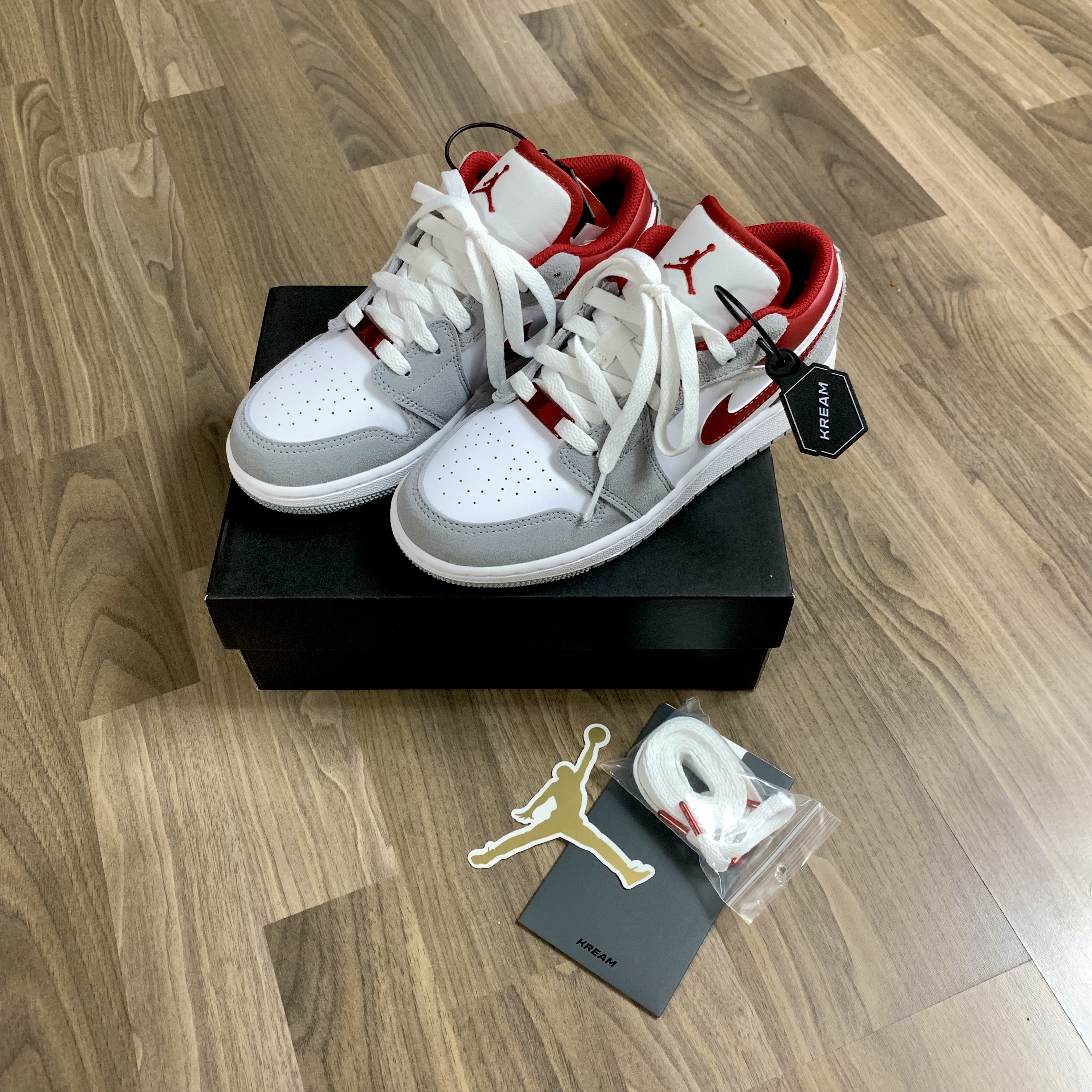 (GS) Jordan 1 Low SE Light Smoke Grey Gym Red 착용 스타일 - 1