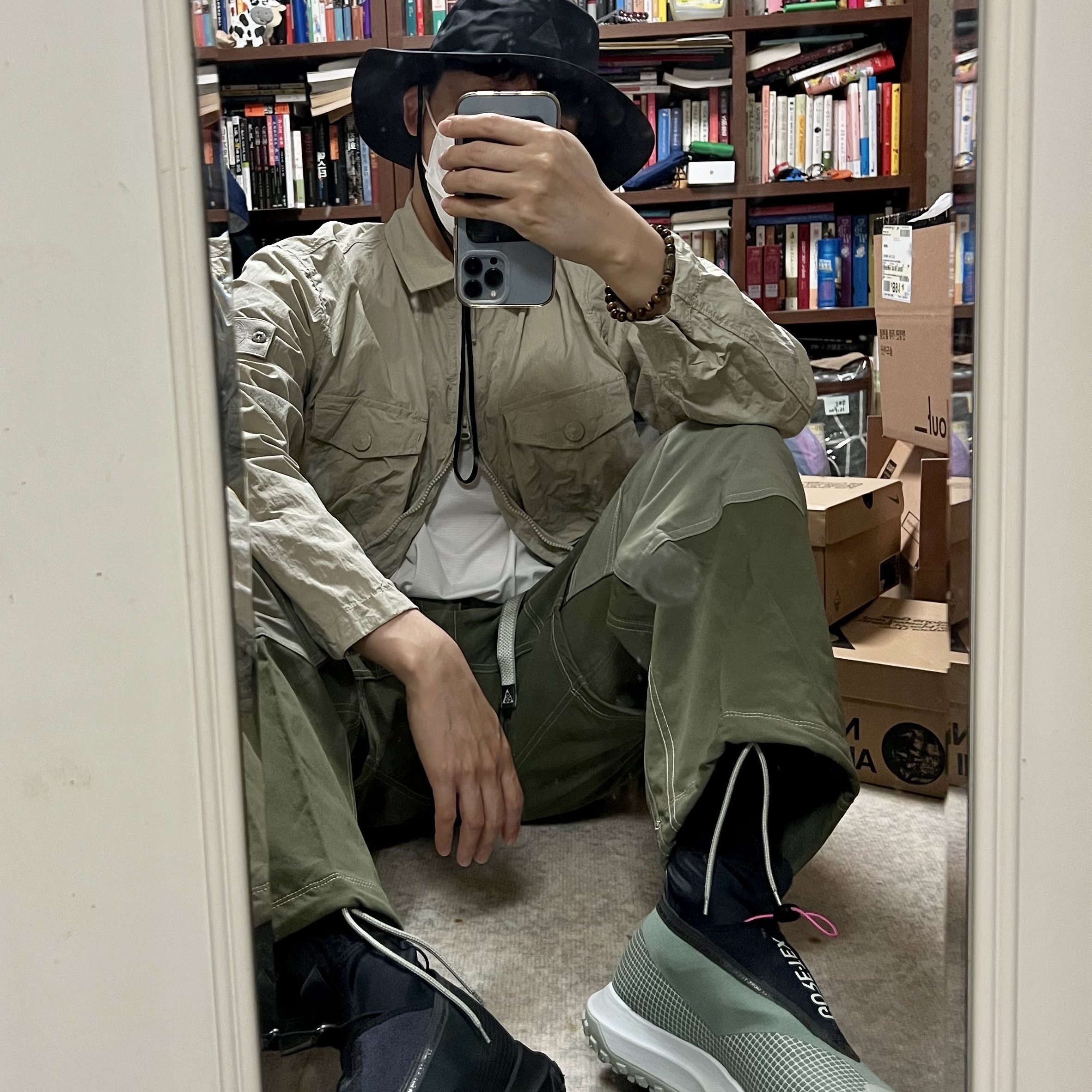 Nike ACG Mountain Fly Gore-Tex Black and Dark Grey, Nike ACG Mountain Fly Gore-Tex Clay Green 착용 스타일