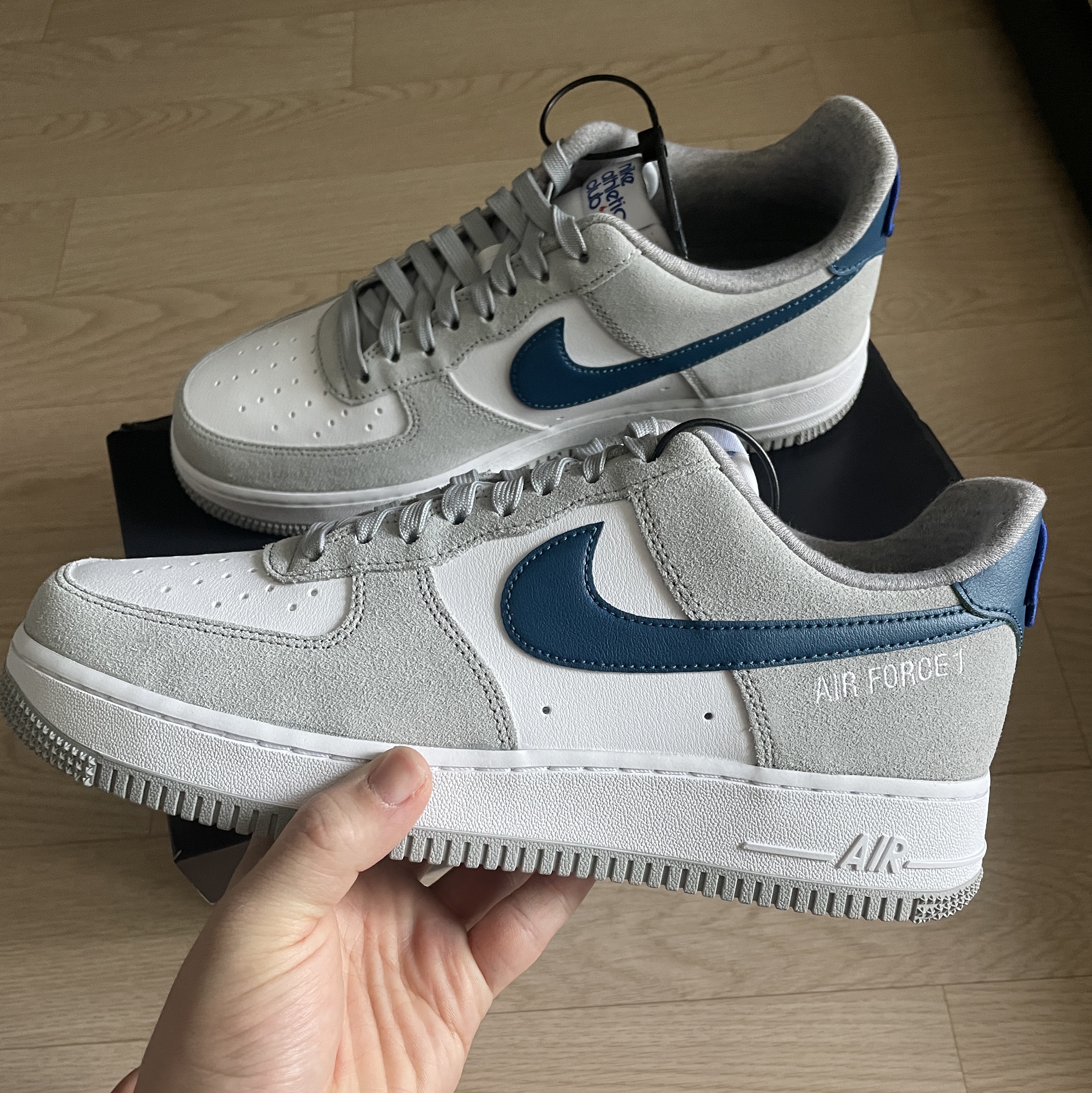 Nike Air Force 1 '07 LV8 Athletic Club Light Smoke Grey Marina 착용 스타일