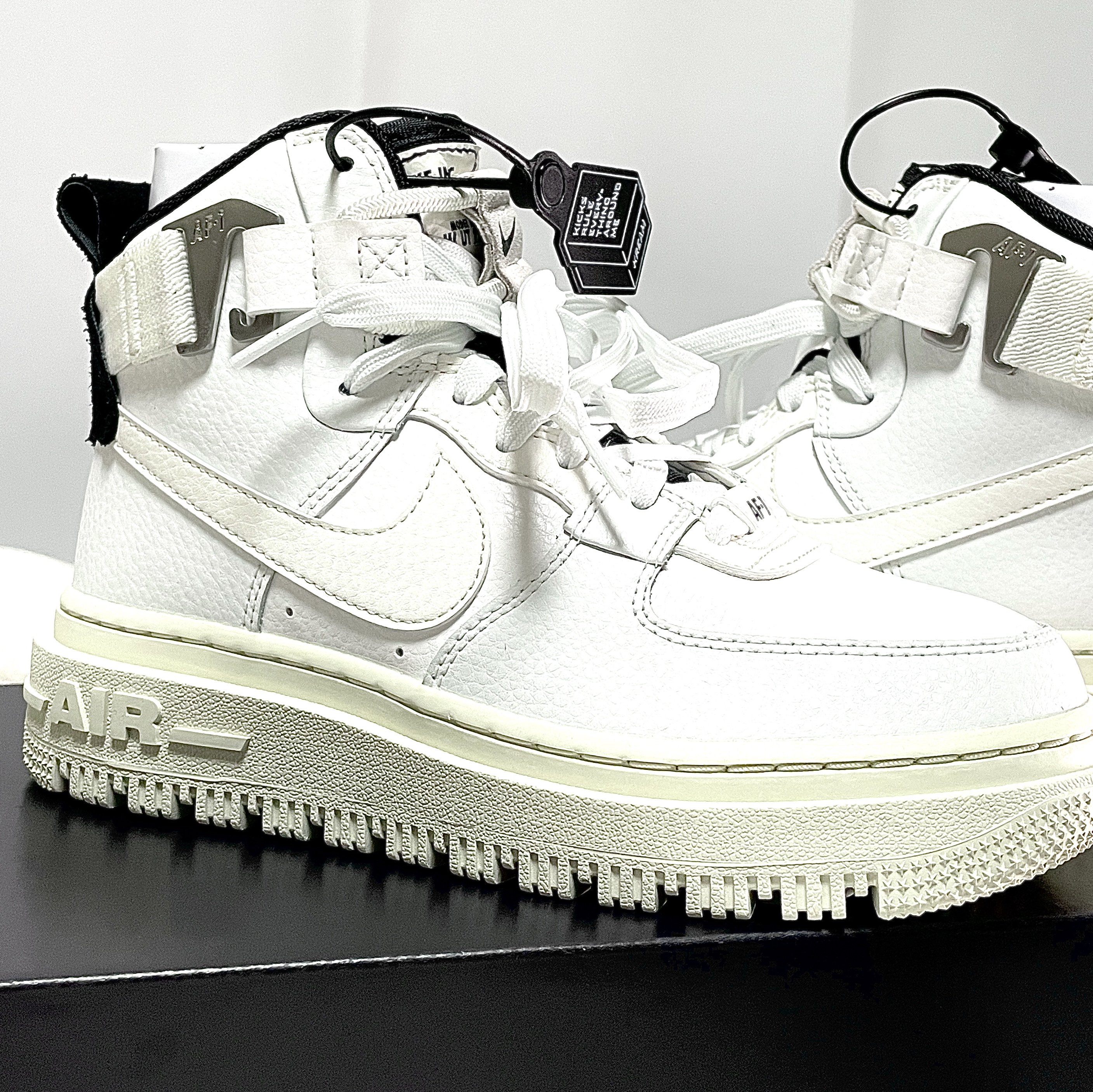 (W) Nike Air Force 1 High Utility 2.0 Summit White 착용 스타일