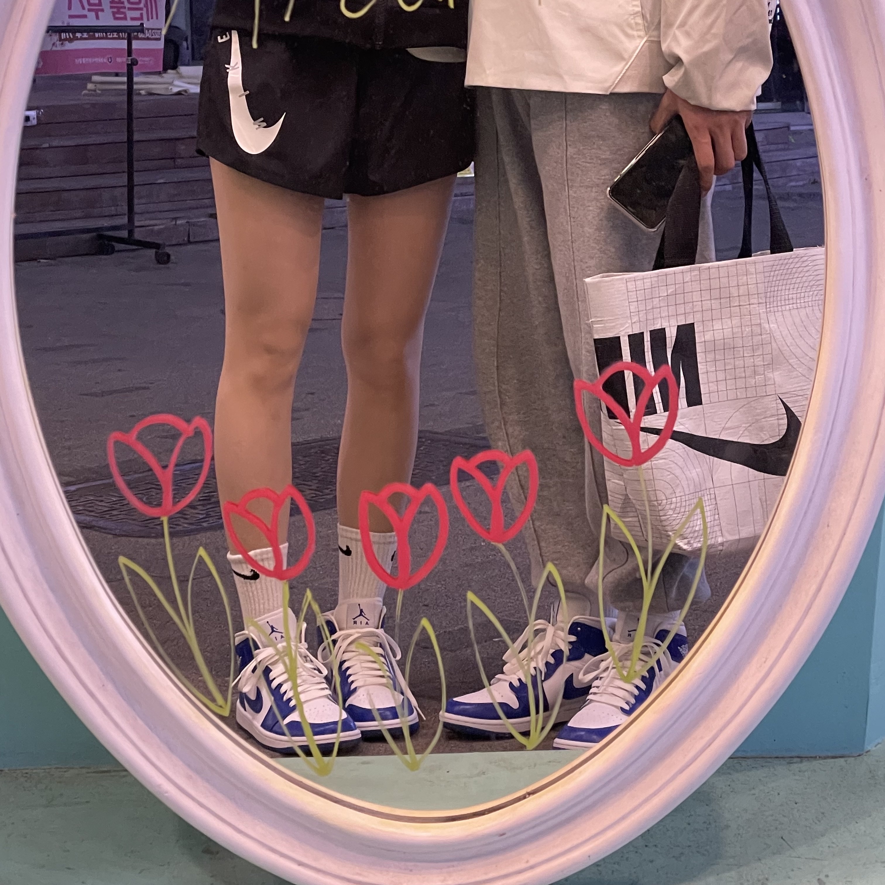 (W) Jordan 1 Mid White Hyper Royal 착용 스타일 - 3