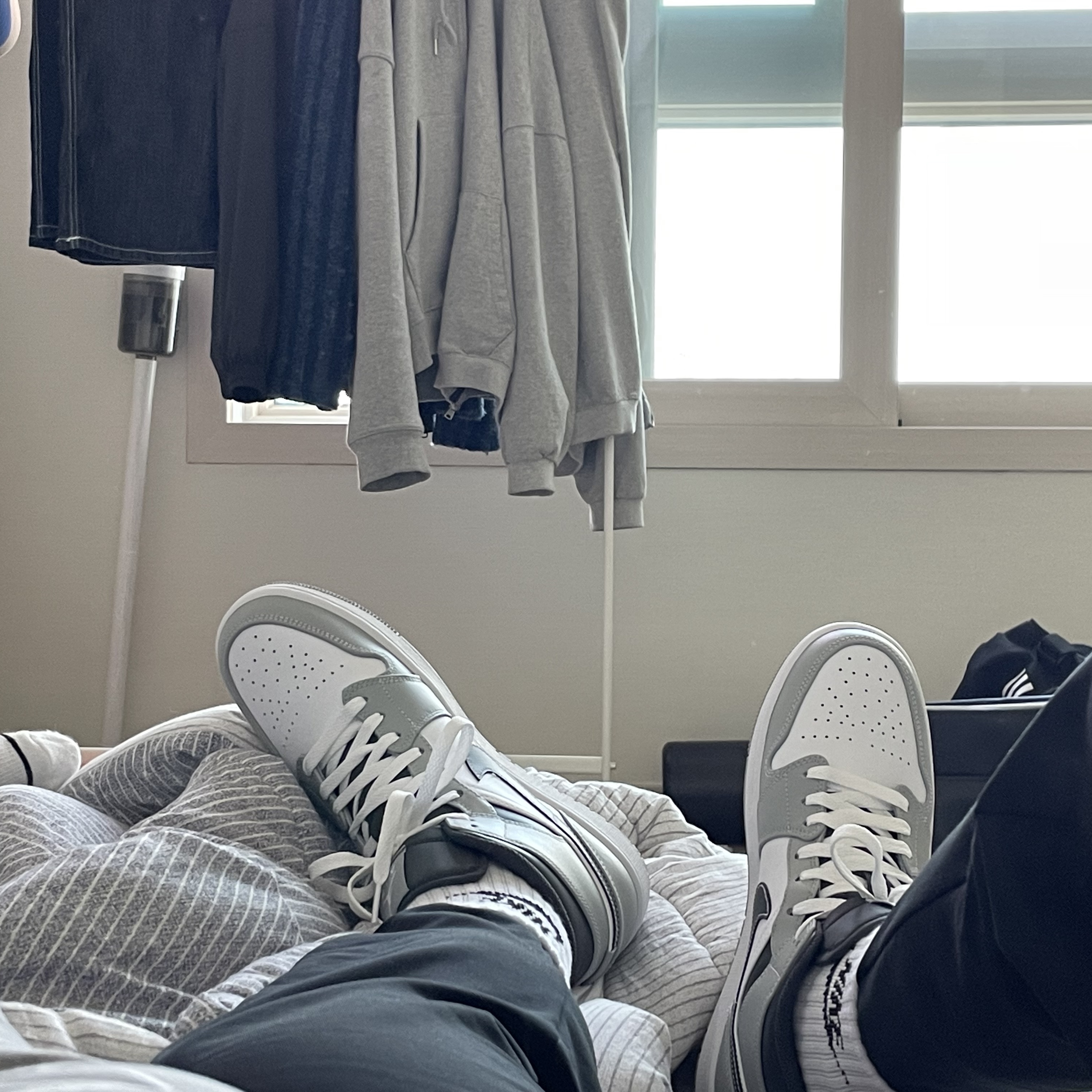 Jordan 1 Mid Light Smoke Grey Anthracite 착용 스타일 - 1