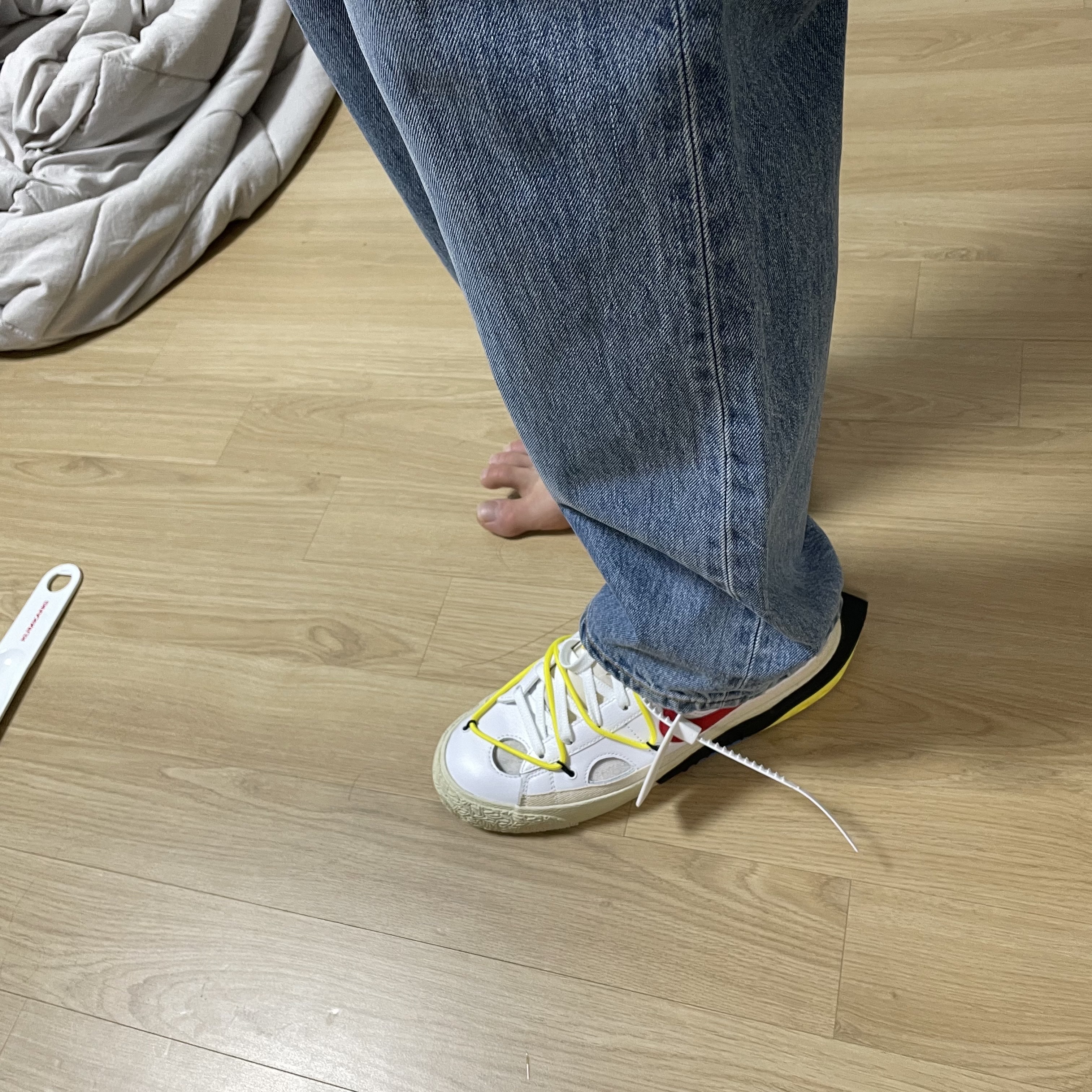 Nike x Off-White Blazer Low '77 White and University Red 착용 스타일 - 1