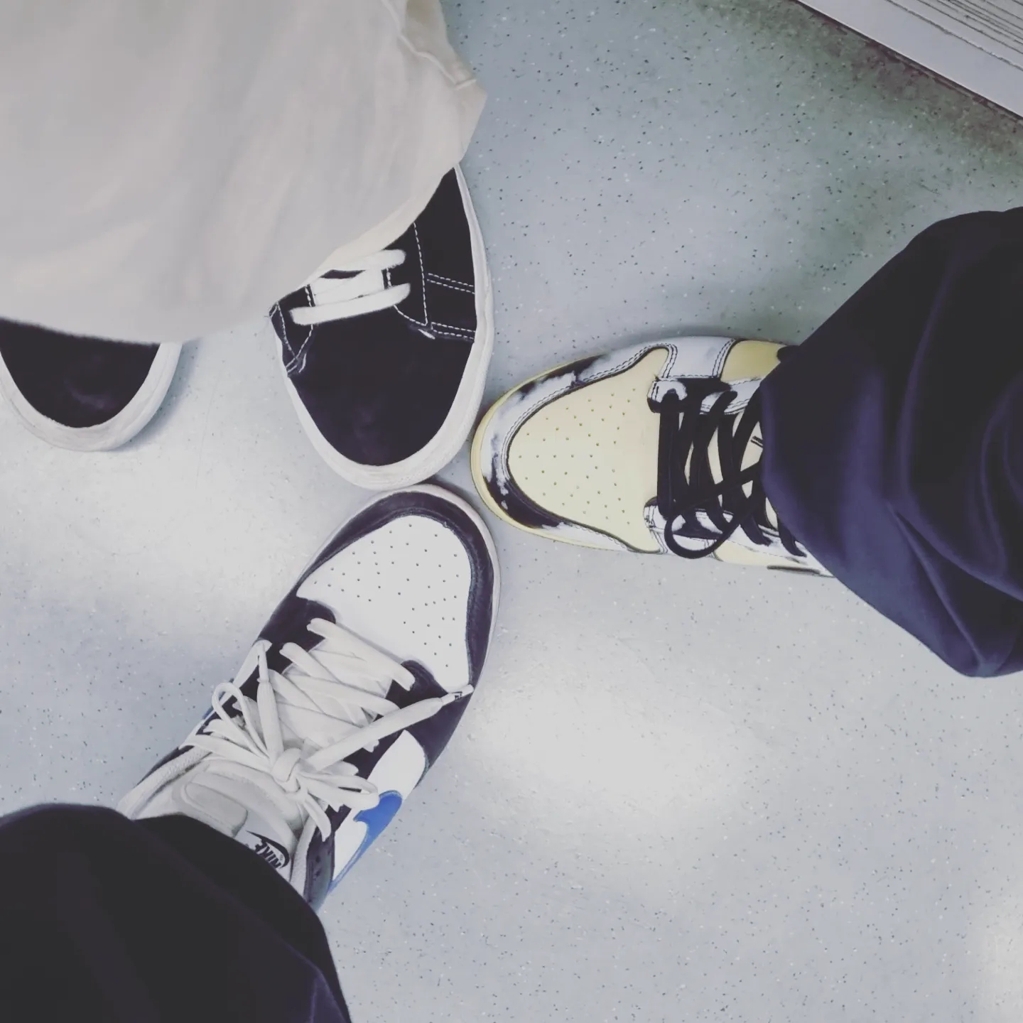 Vans Vault OG Old Skool LX Black, Nike Dunk High 1985 SP Black Acid Wash 착용 스타일