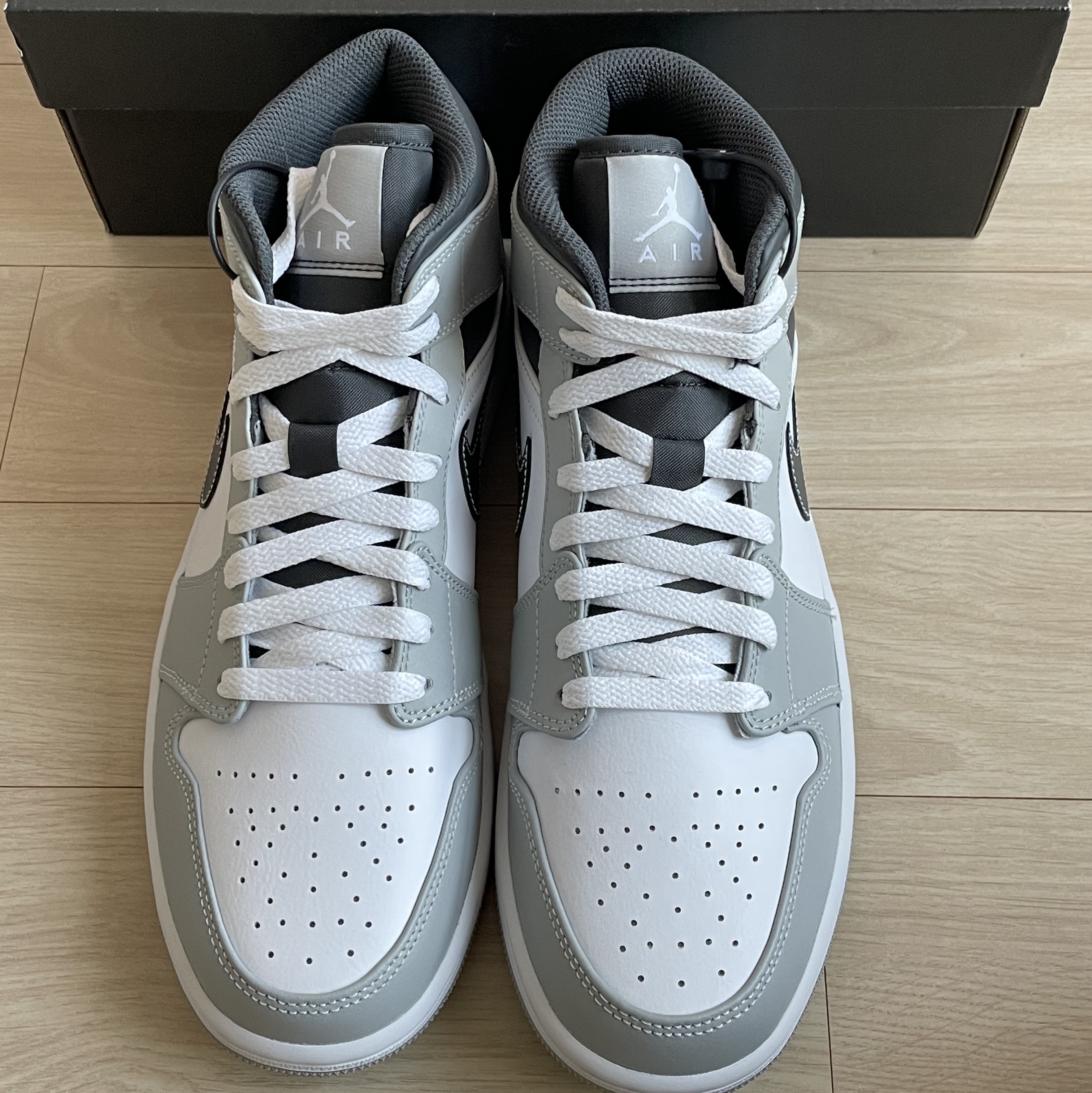 Jordan 1 Mid Light Smoke Grey Anthracite 착용 스타일 - 2