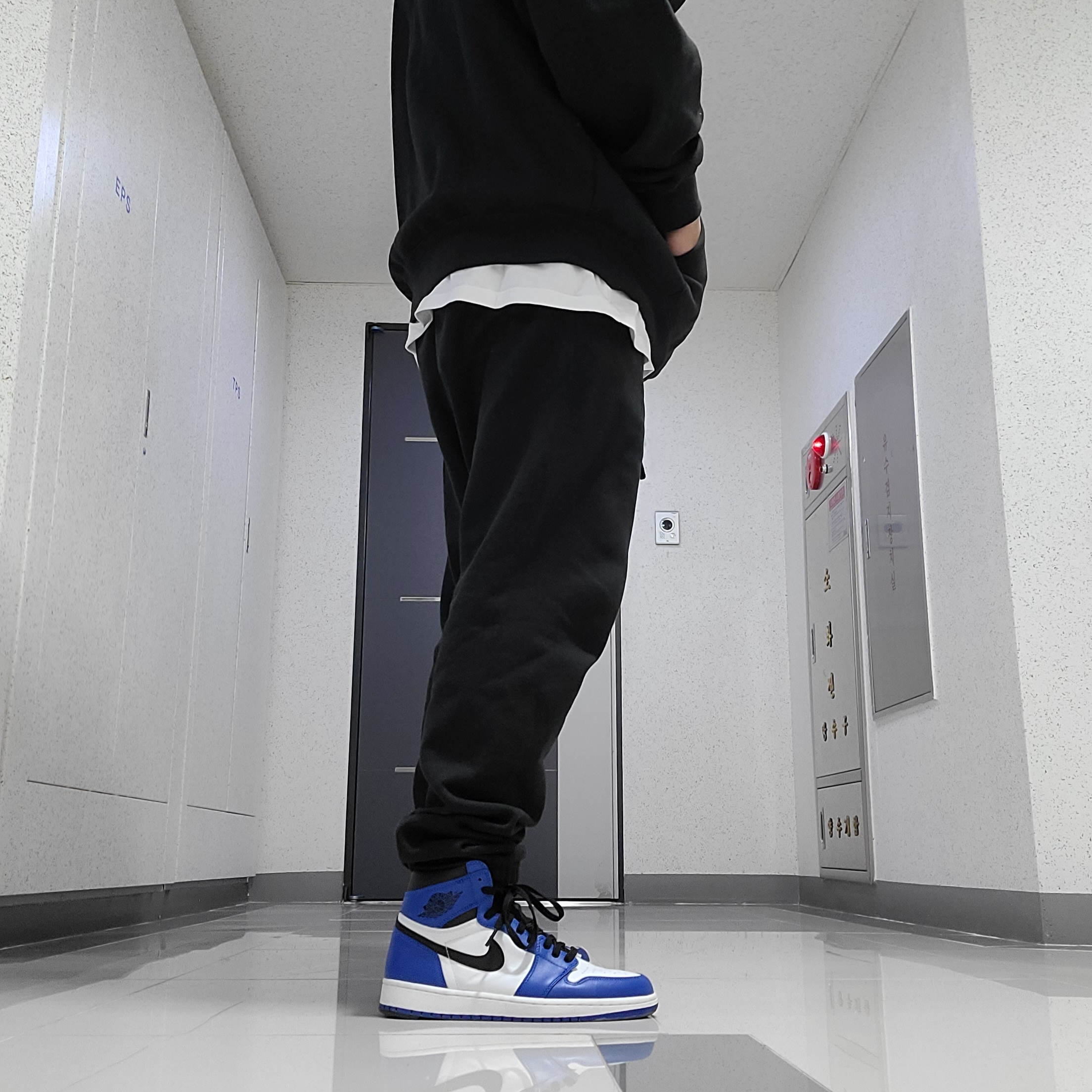 Essentials The Core Collection Pullover Hoodie Black, Essentials The Core Collection Sweatpants Black 착용 스타일 - 3