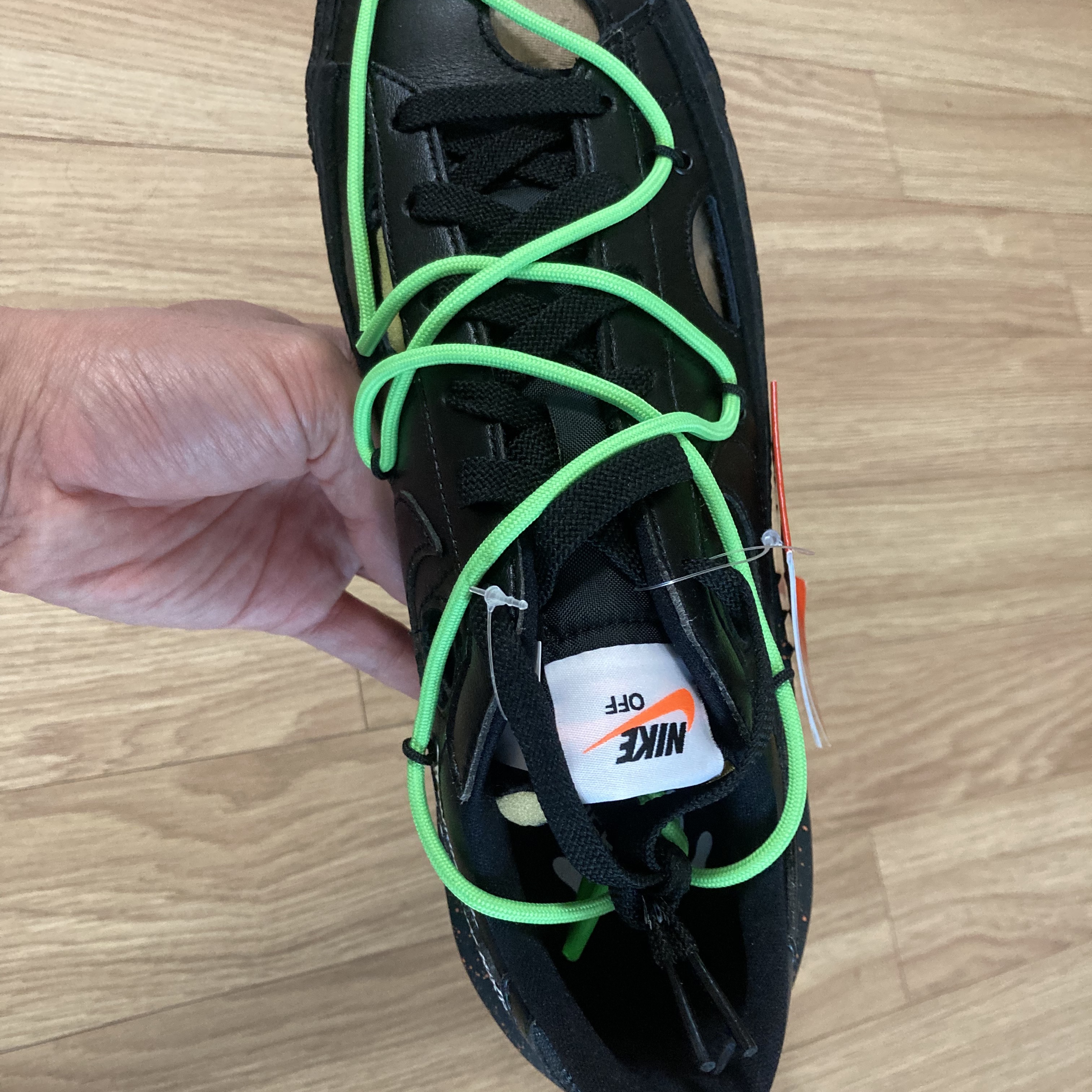 Nike x Off-White Blazer Low '77 Black and Electro Green 착용 스타일 - 3