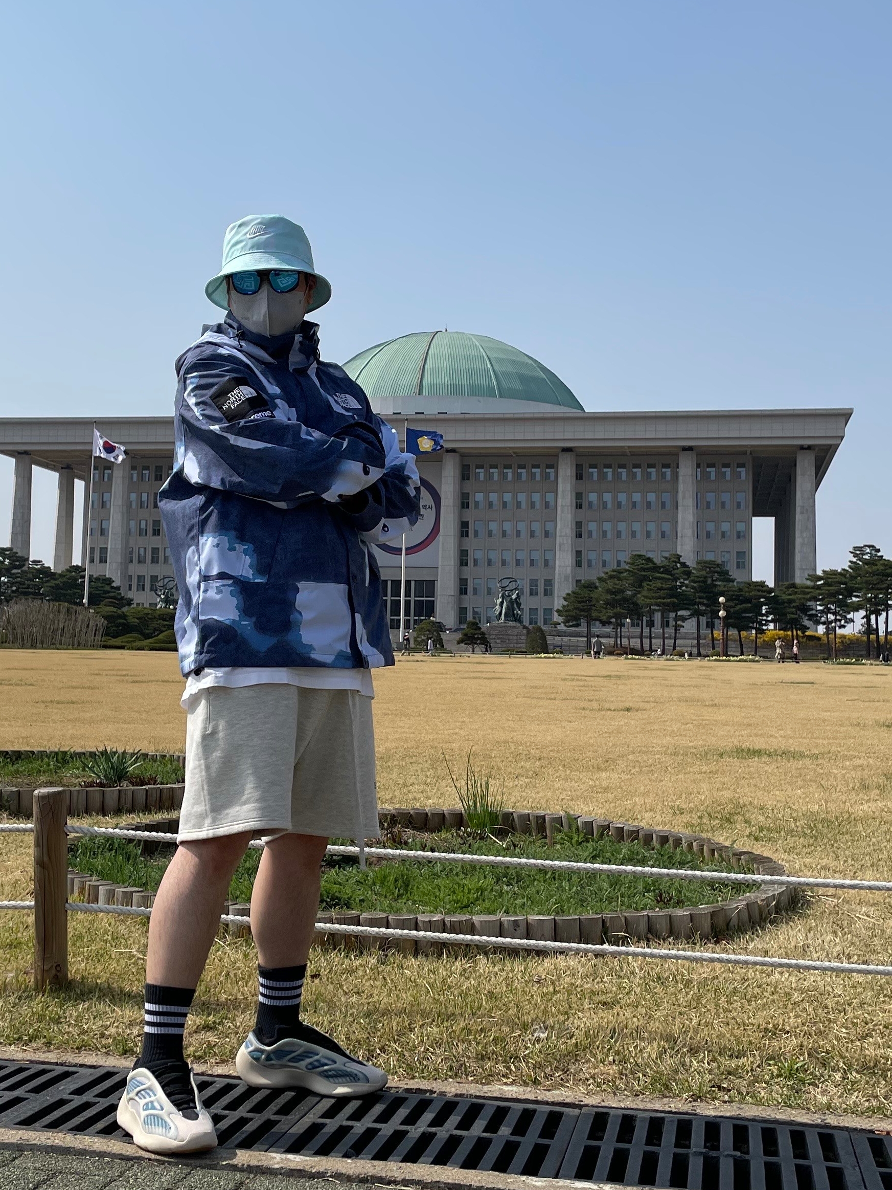 Supreme x The North Face Bleached Denim Print Mountain Jacket Indigo - 21FW, Essentials The Core Collection Sweatshorts Oatmeal 착용 스타일 - 5