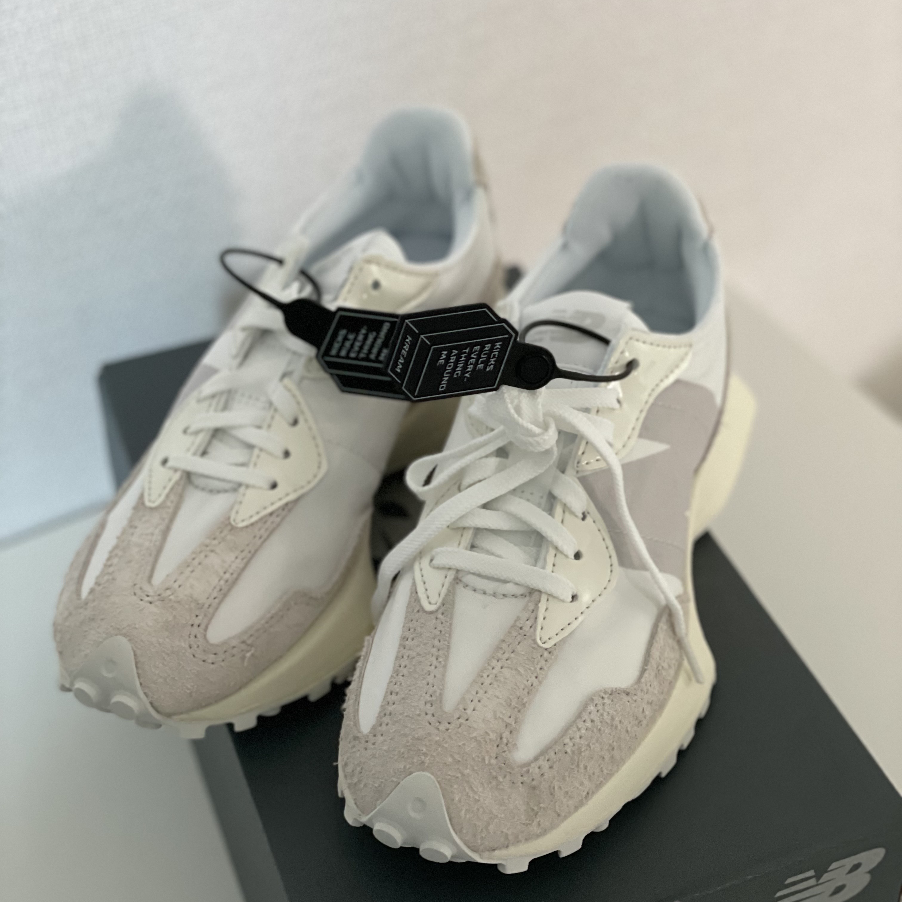 (W) New Balance 327 White Moonbeam 착용 스타일 - 2